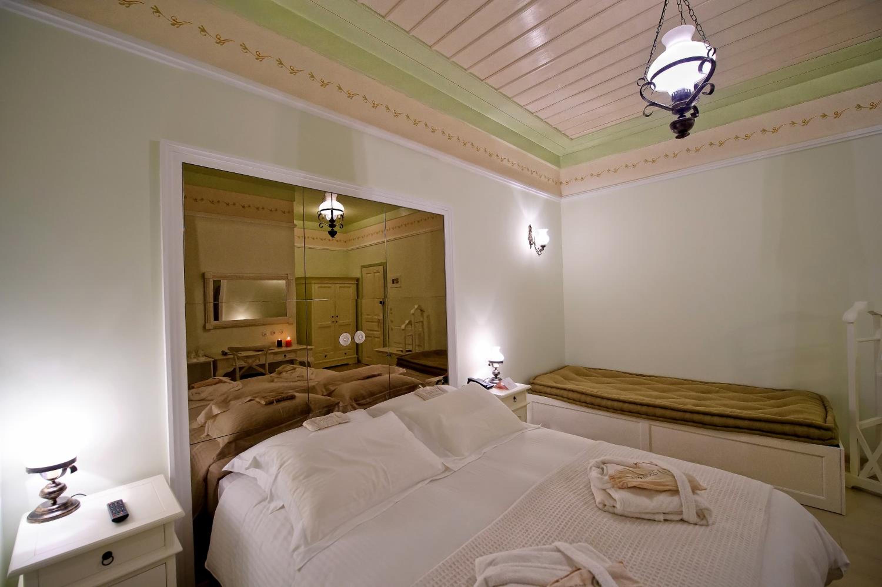 Junior Suite with Extra Bed - Photo 4