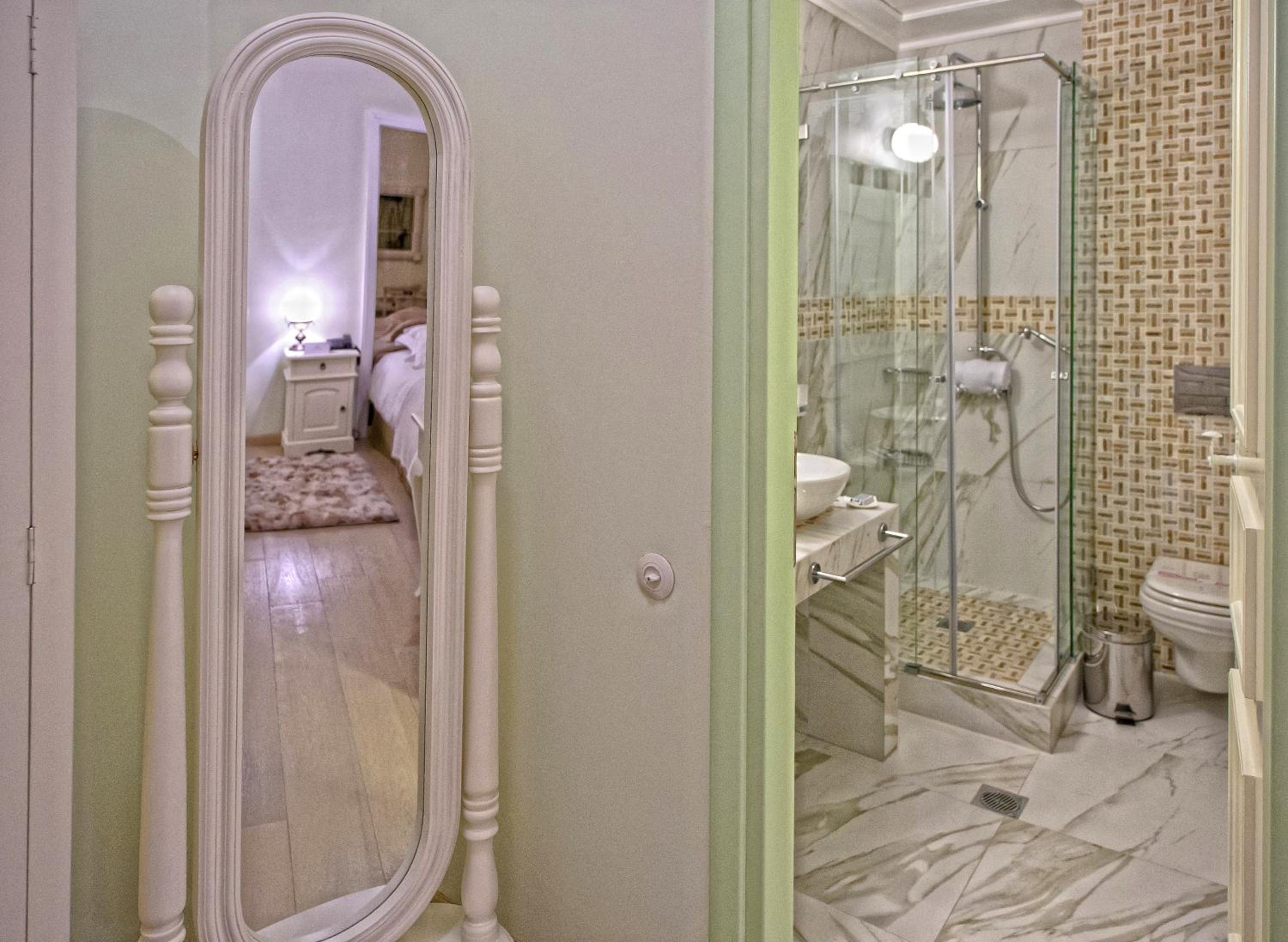 Junior Suite with Extra Bed - Photo 5
