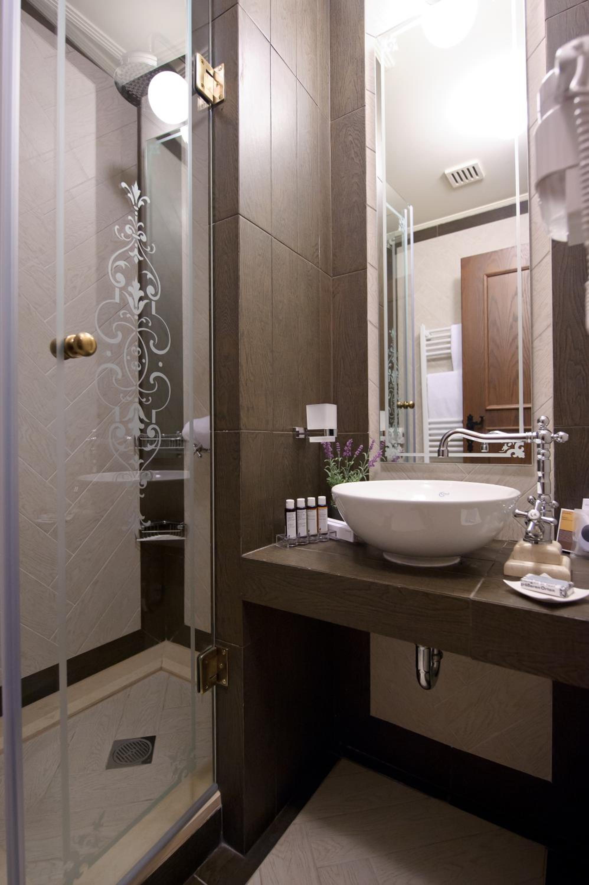 Junior Suite with Extra Bed - Photo 11