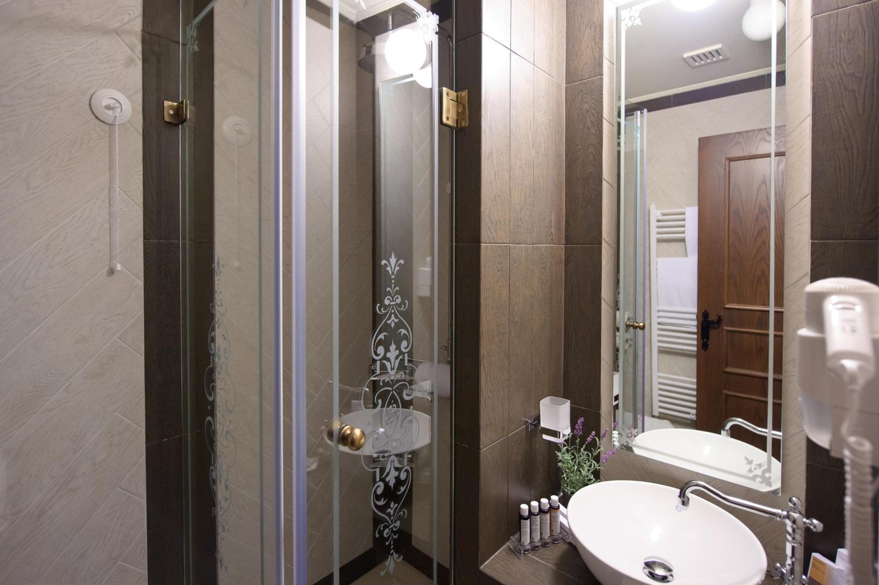 Junior Suite with Extra Bed - Photo 12