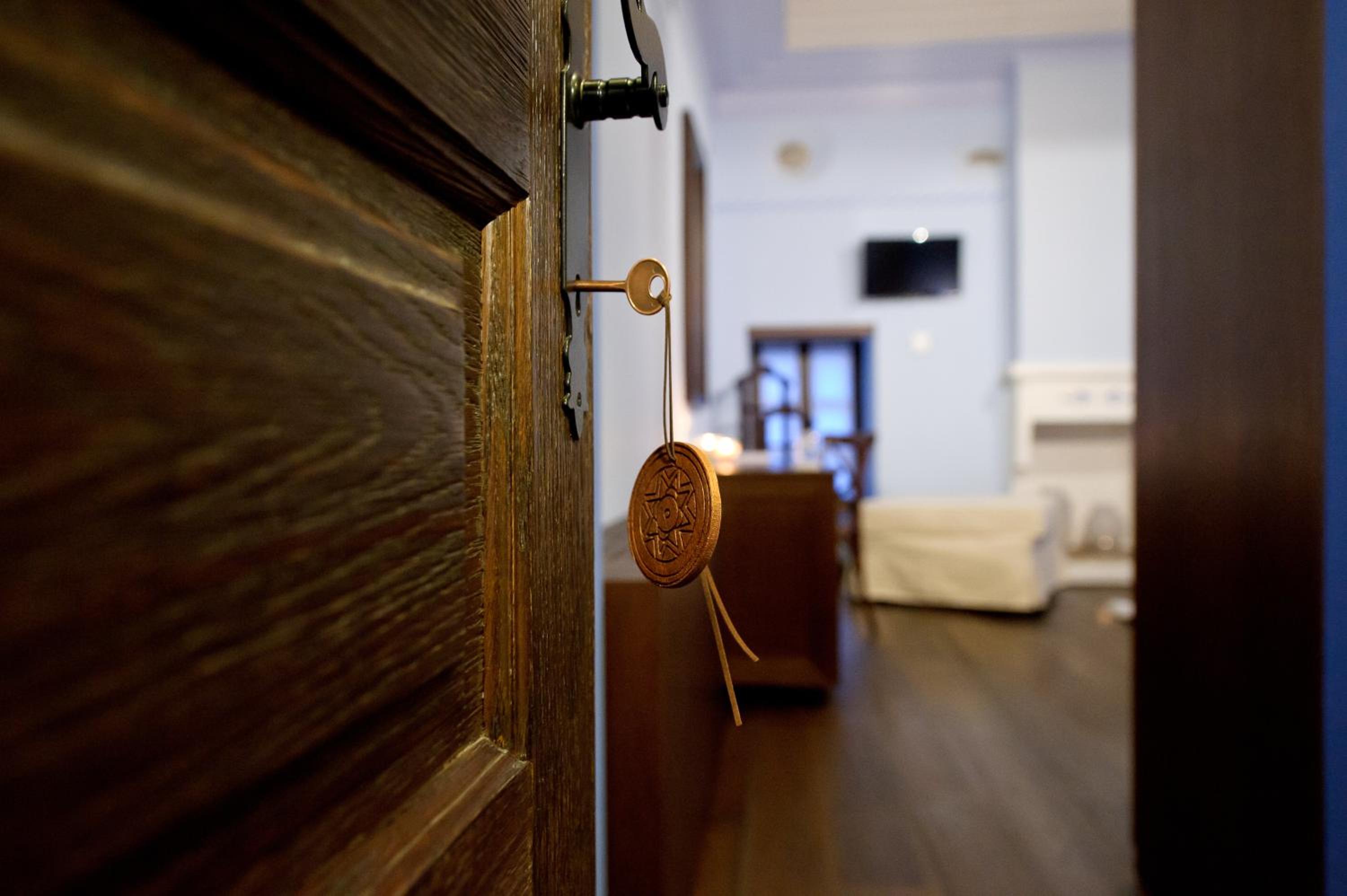 Junior Suite with Extra Bed - Photo 13