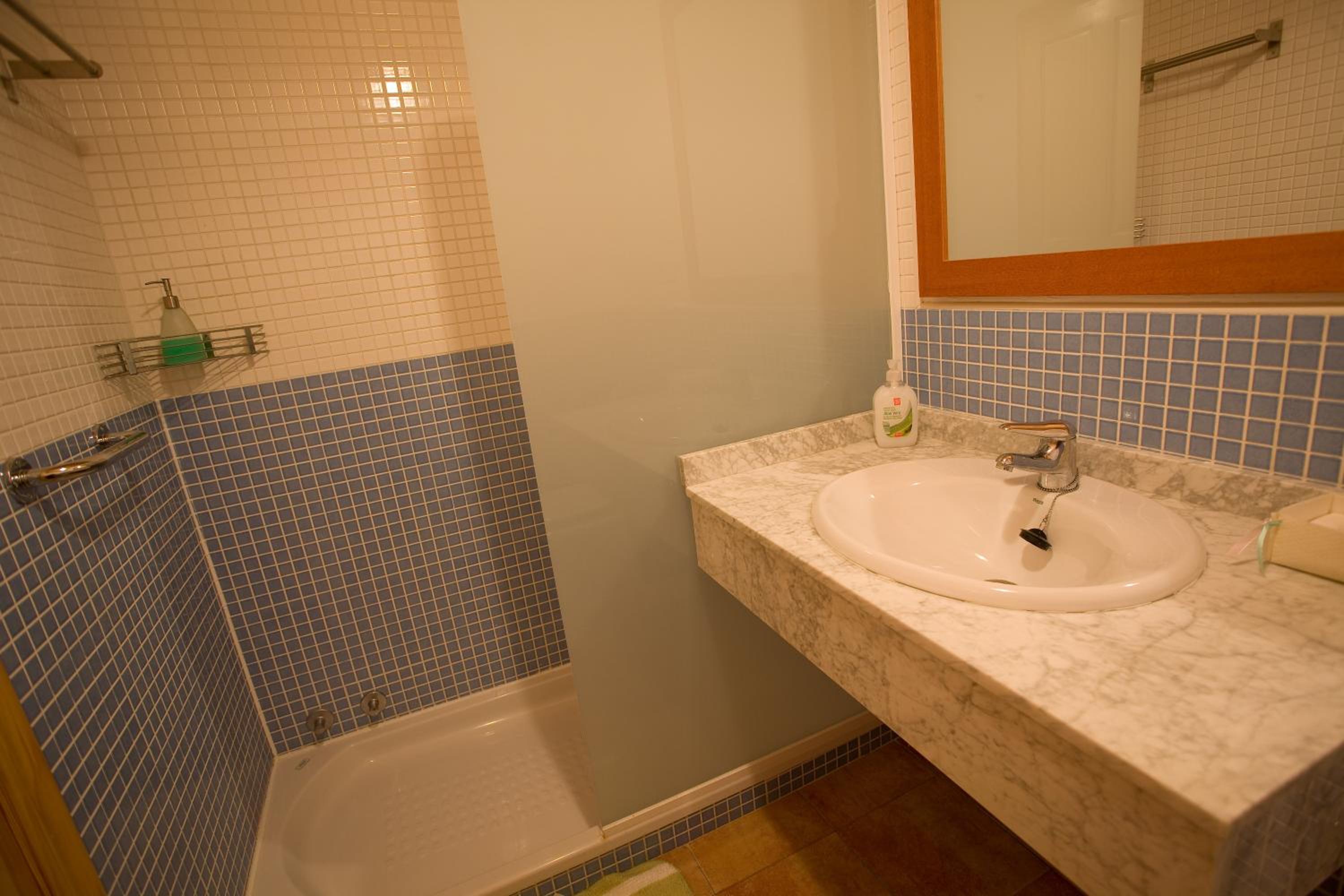 Two-Bedroom Apartment (4-6 Adults) photo 2