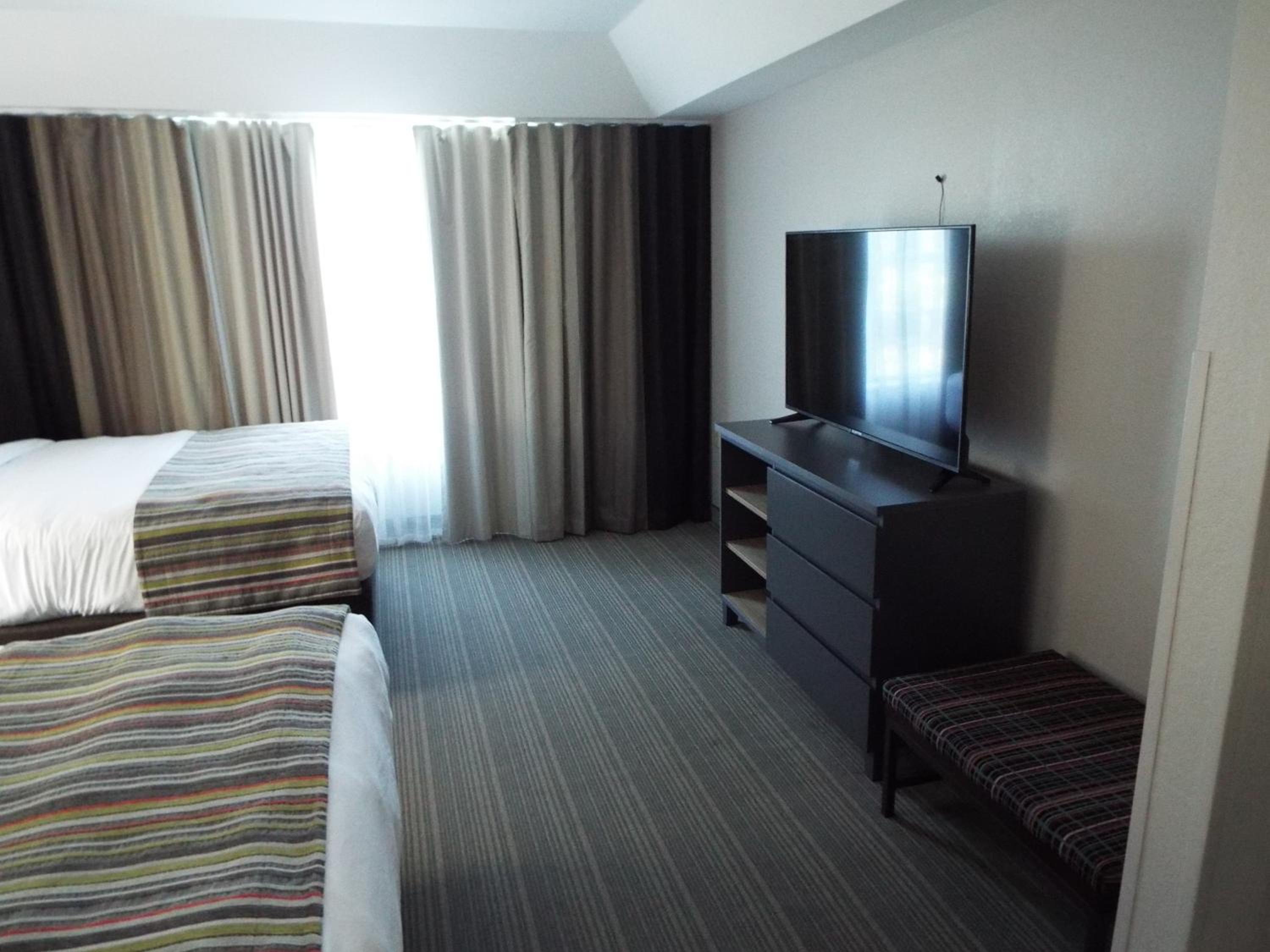 One-Bedroom Queen Suite with Sofa Bed - Non-Smoking - Photo 2