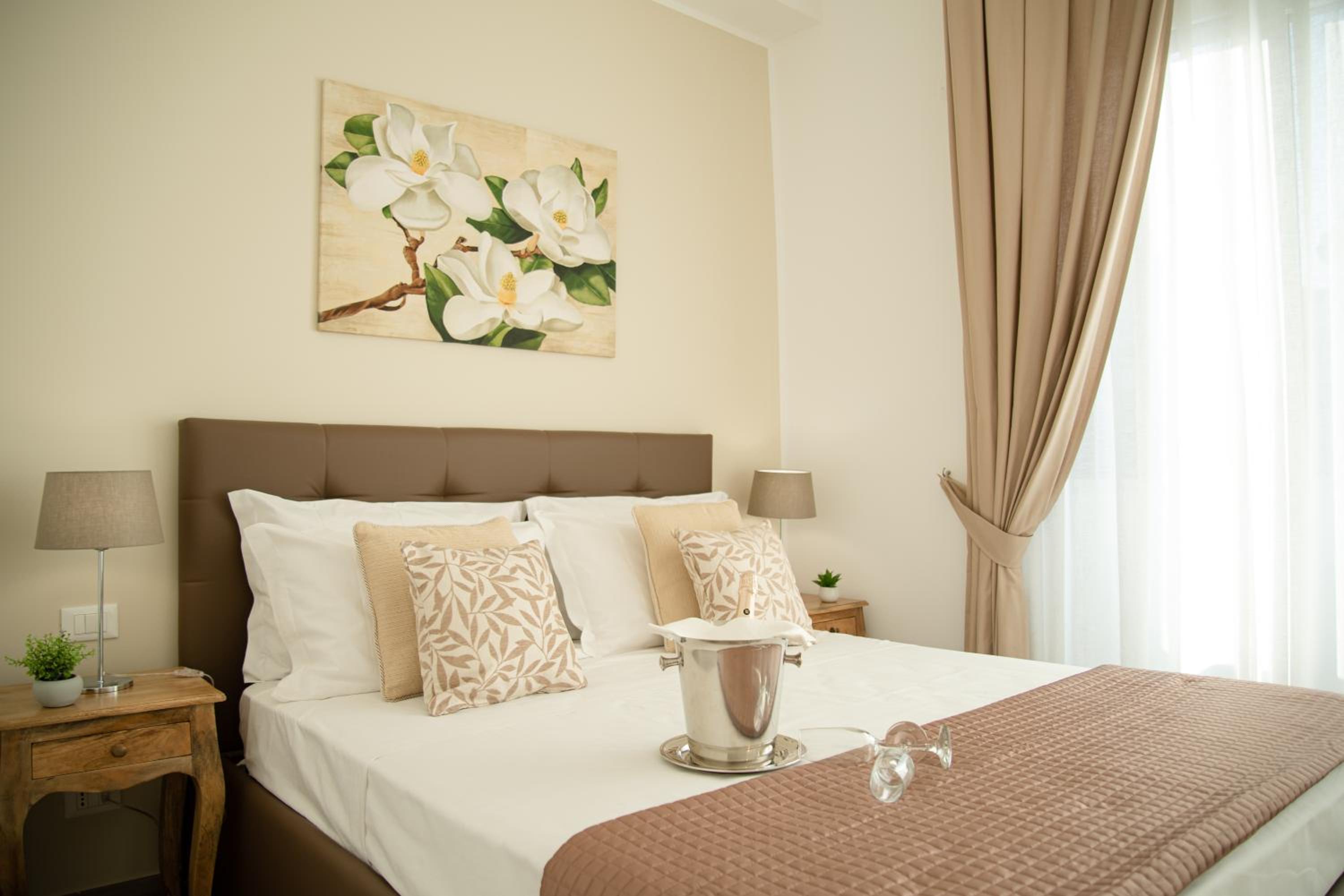 Deluxe Double Room with Balcony - Photo 16