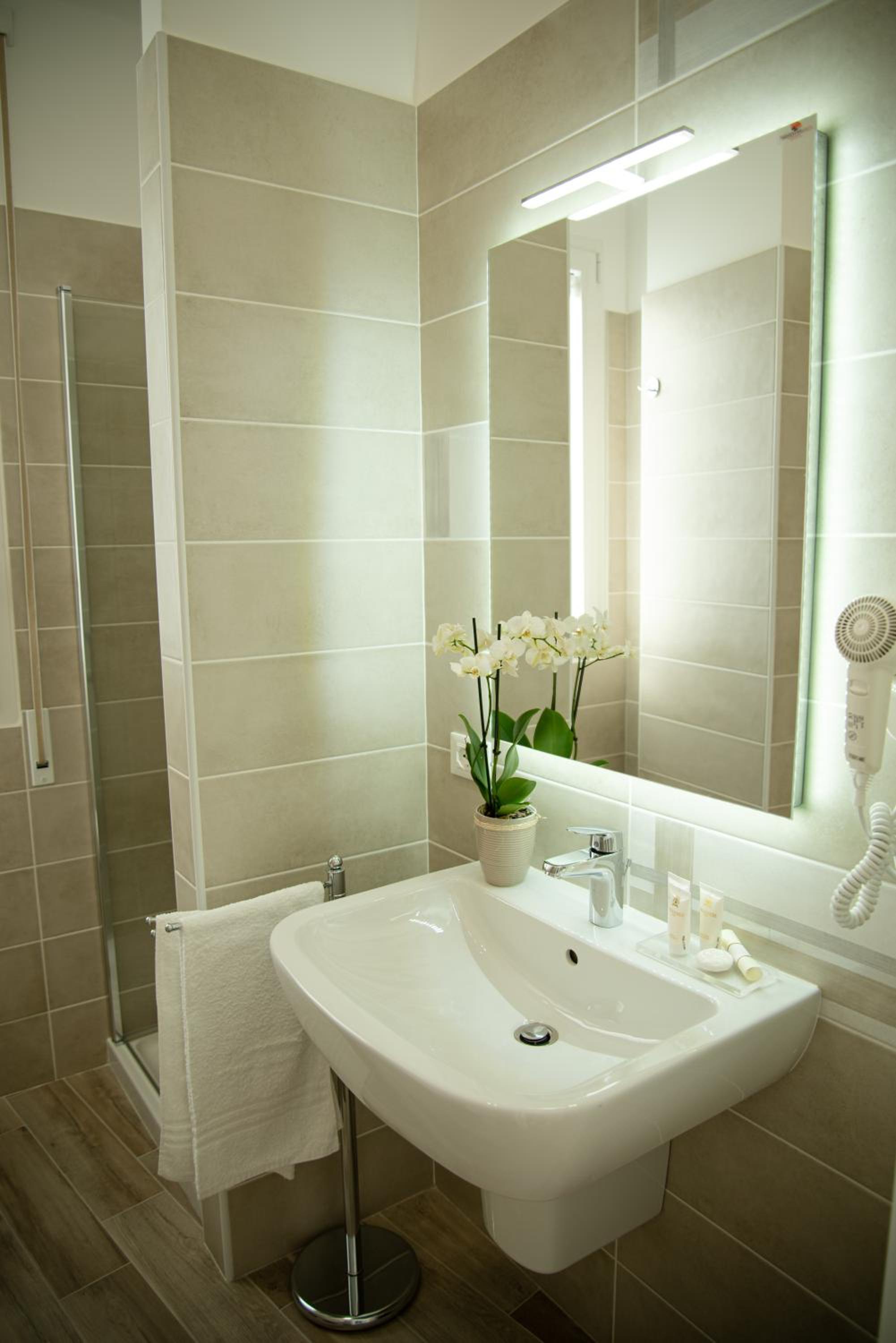 Deluxe Double Room with Balcony - Photo 4