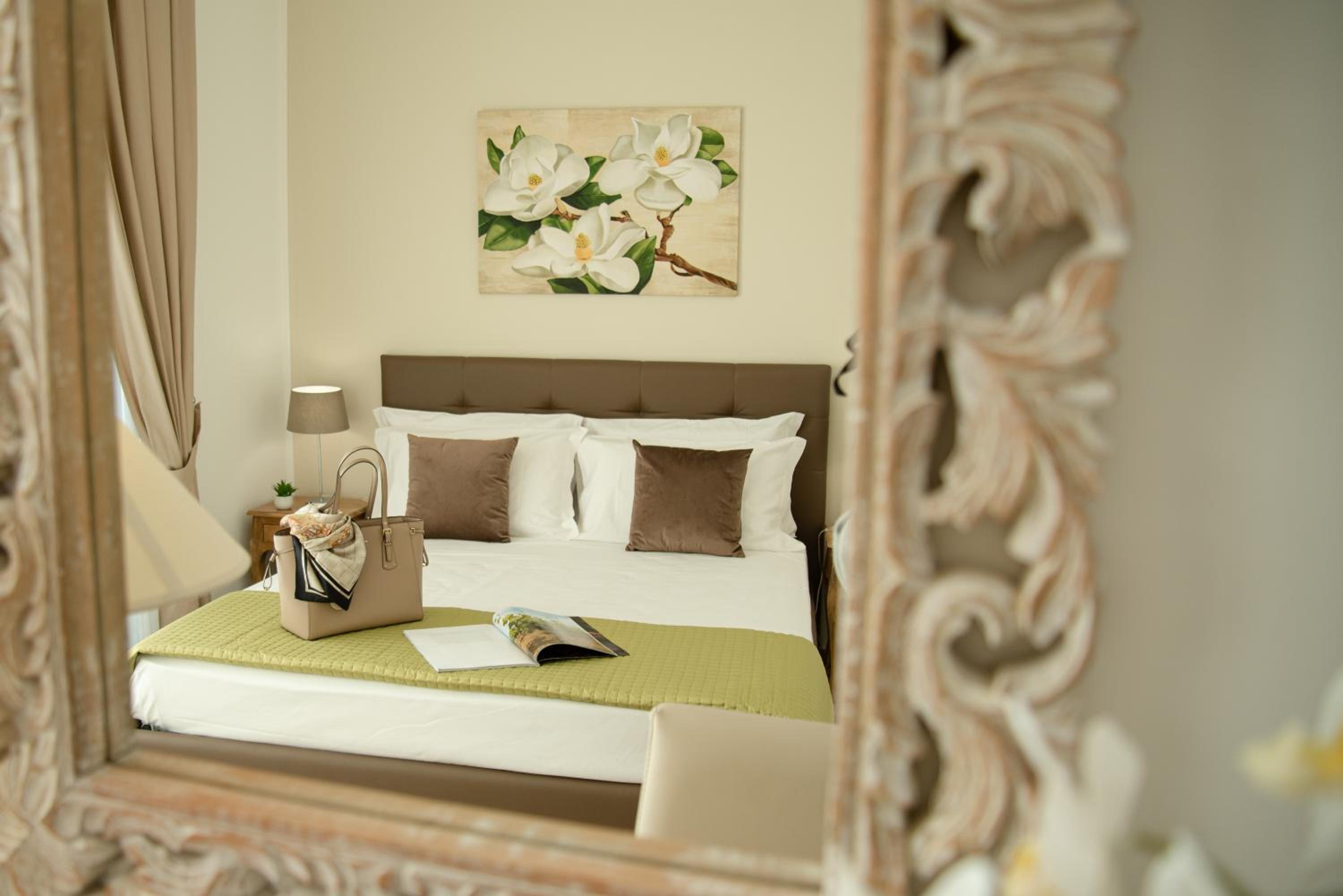 Deluxe Double Room with Balcony - Photo 12