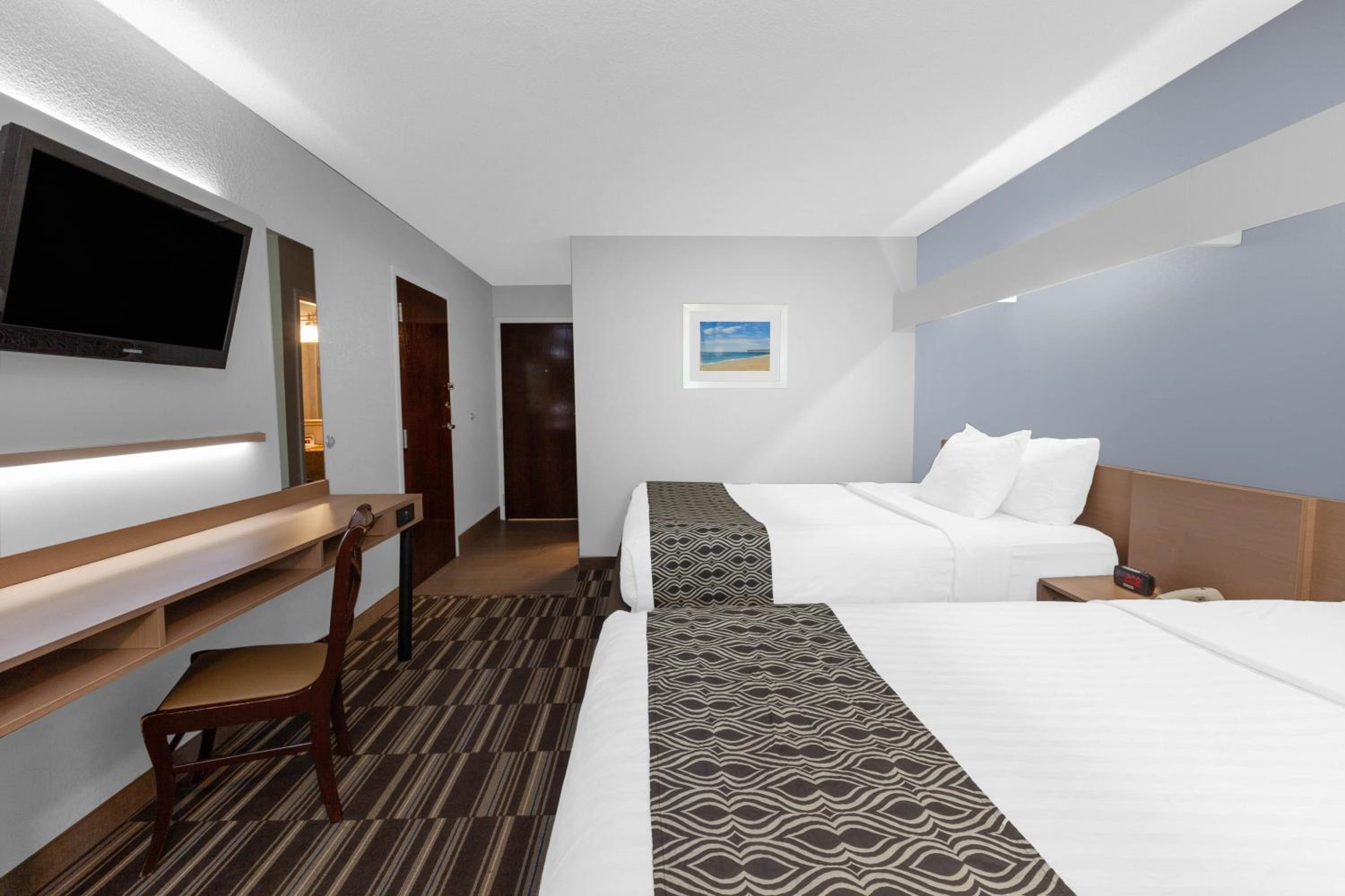 Queen Room with Two Queen Beds - Non-Smoking - Photo 4