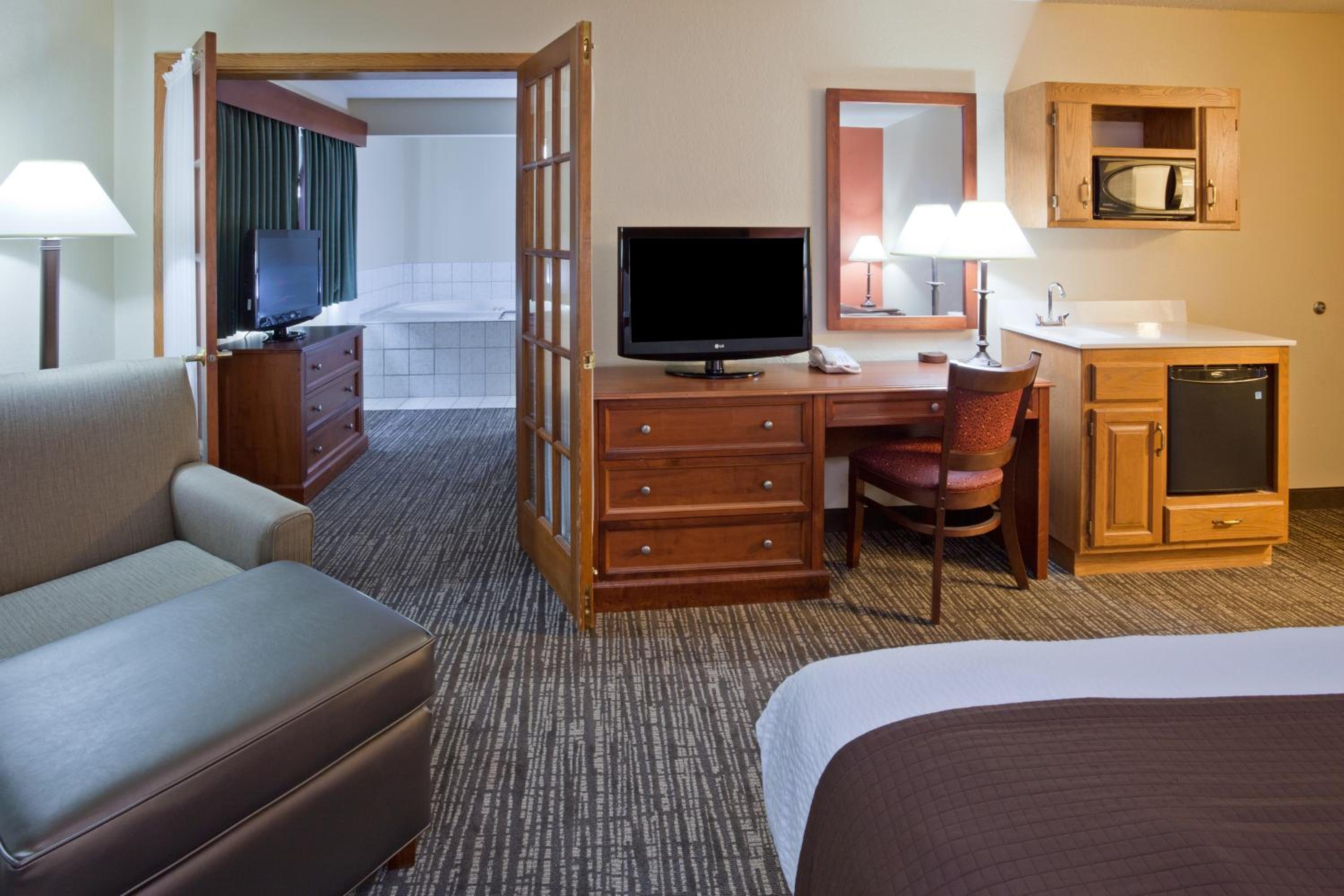Superior King Suite - Non-Smoking photo 3