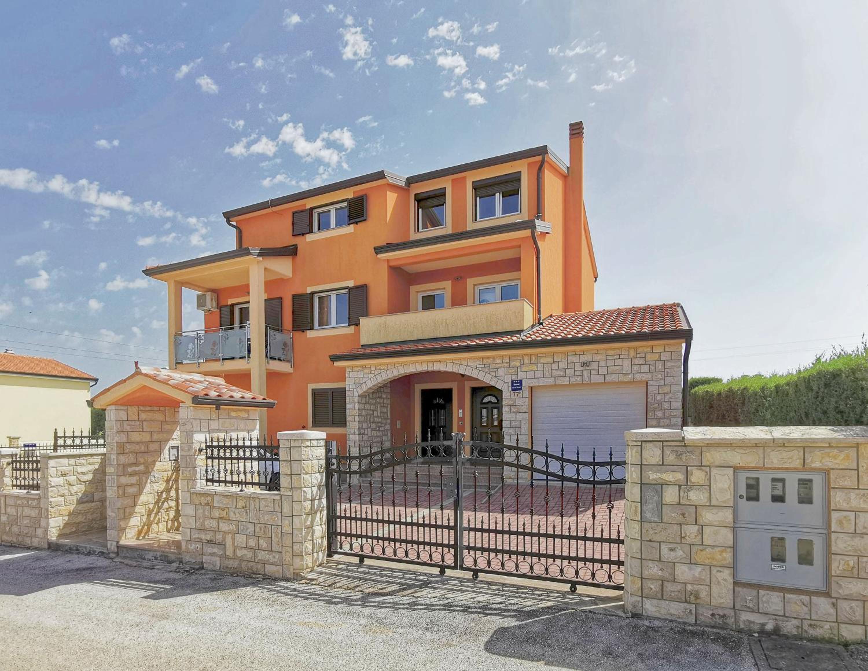 One Bedroom Apartment with Balcony photo 2