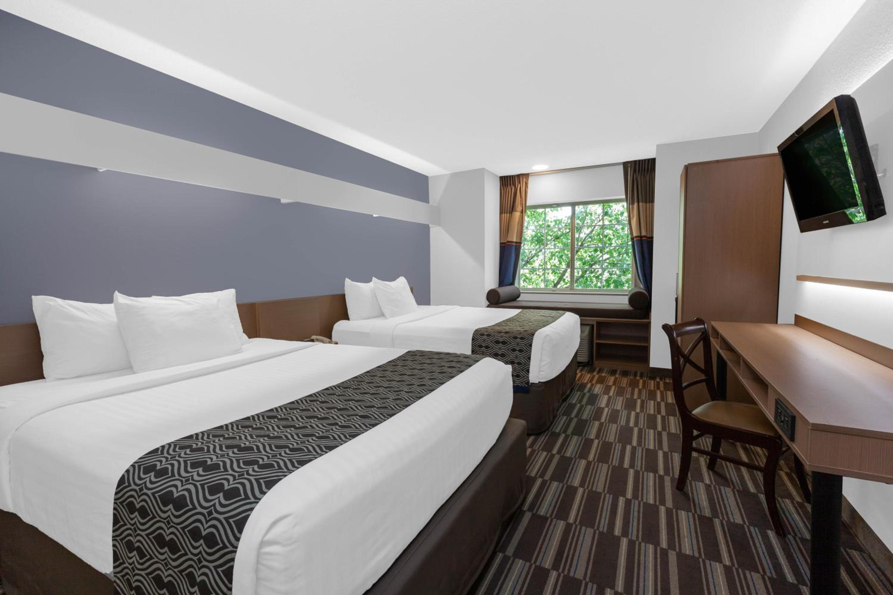 Queen Room with Two Queen Beds - Non-Smoking - Photo 2