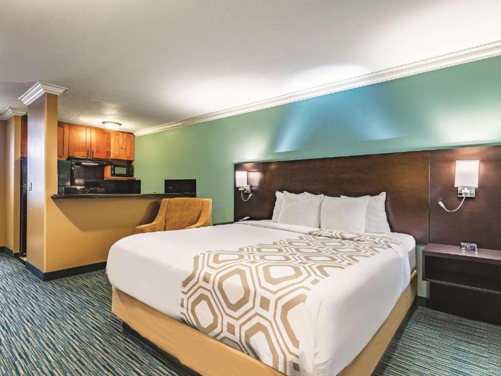 Superior King Room with Kitchen - Non-Smoking - Photo 3