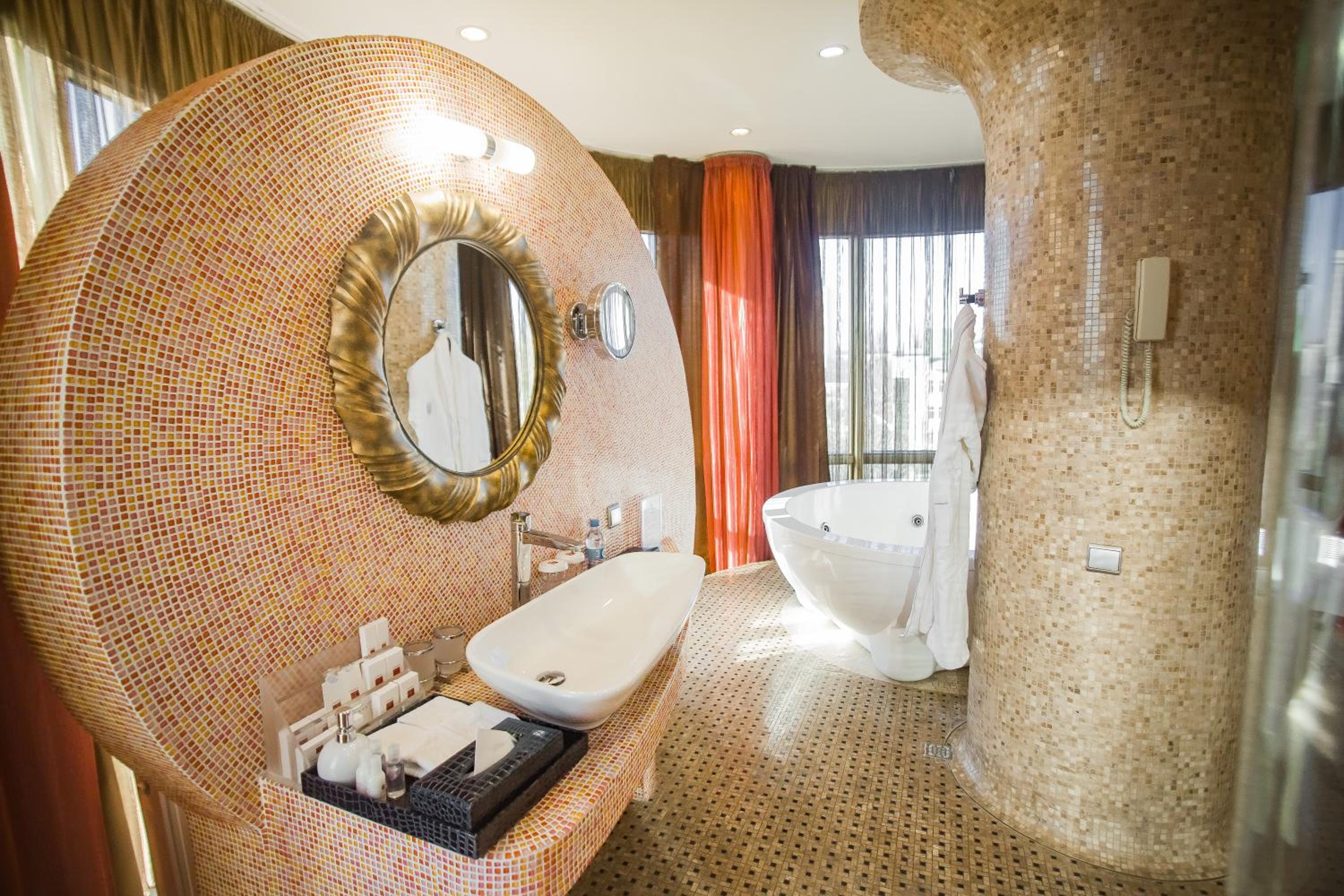 King Suite with Spa Bath photo 3
