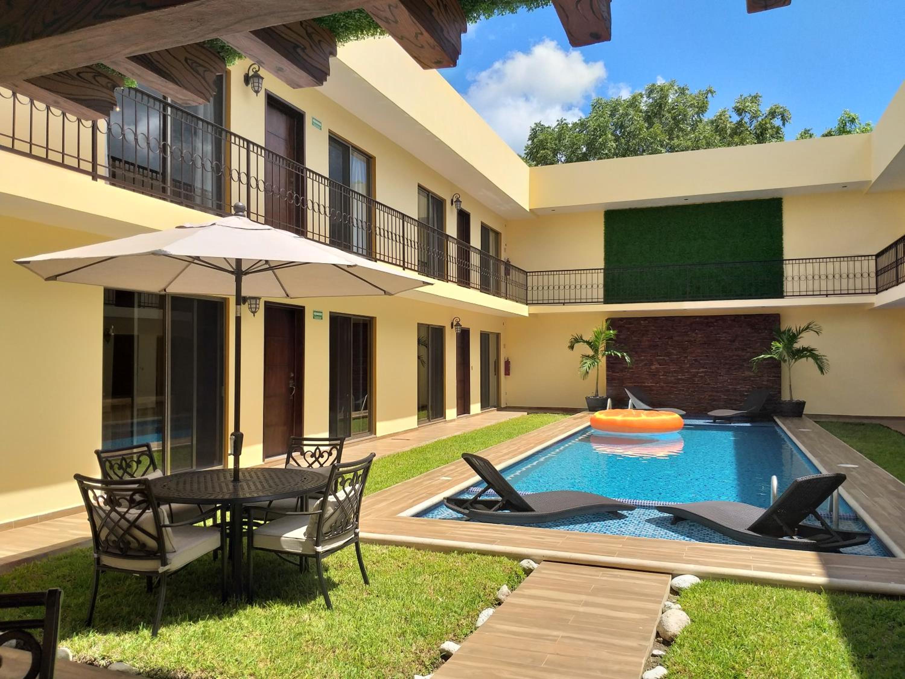 Deluxe Family Suite - Photo 23