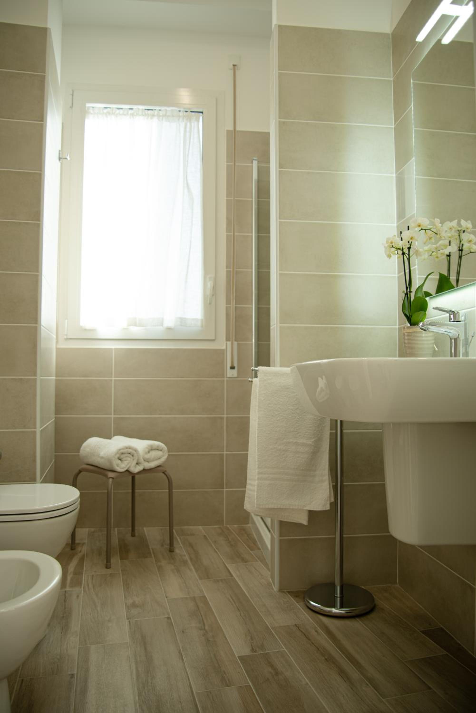 Deluxe Double Room with Balcony - Photo 3