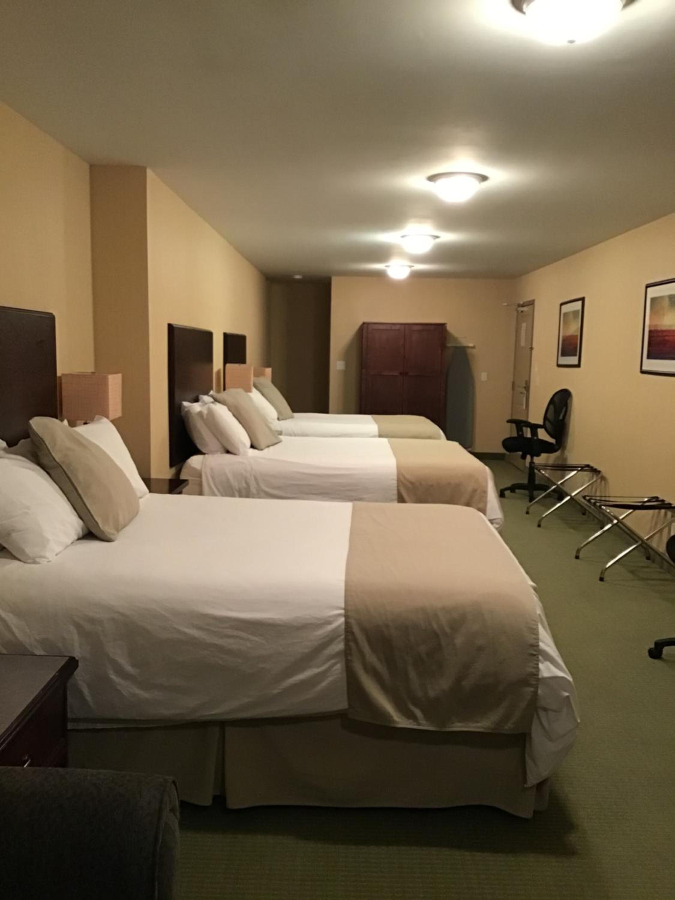 Family Room with Three Queen Beds - Non-Smoking - Photo 1
