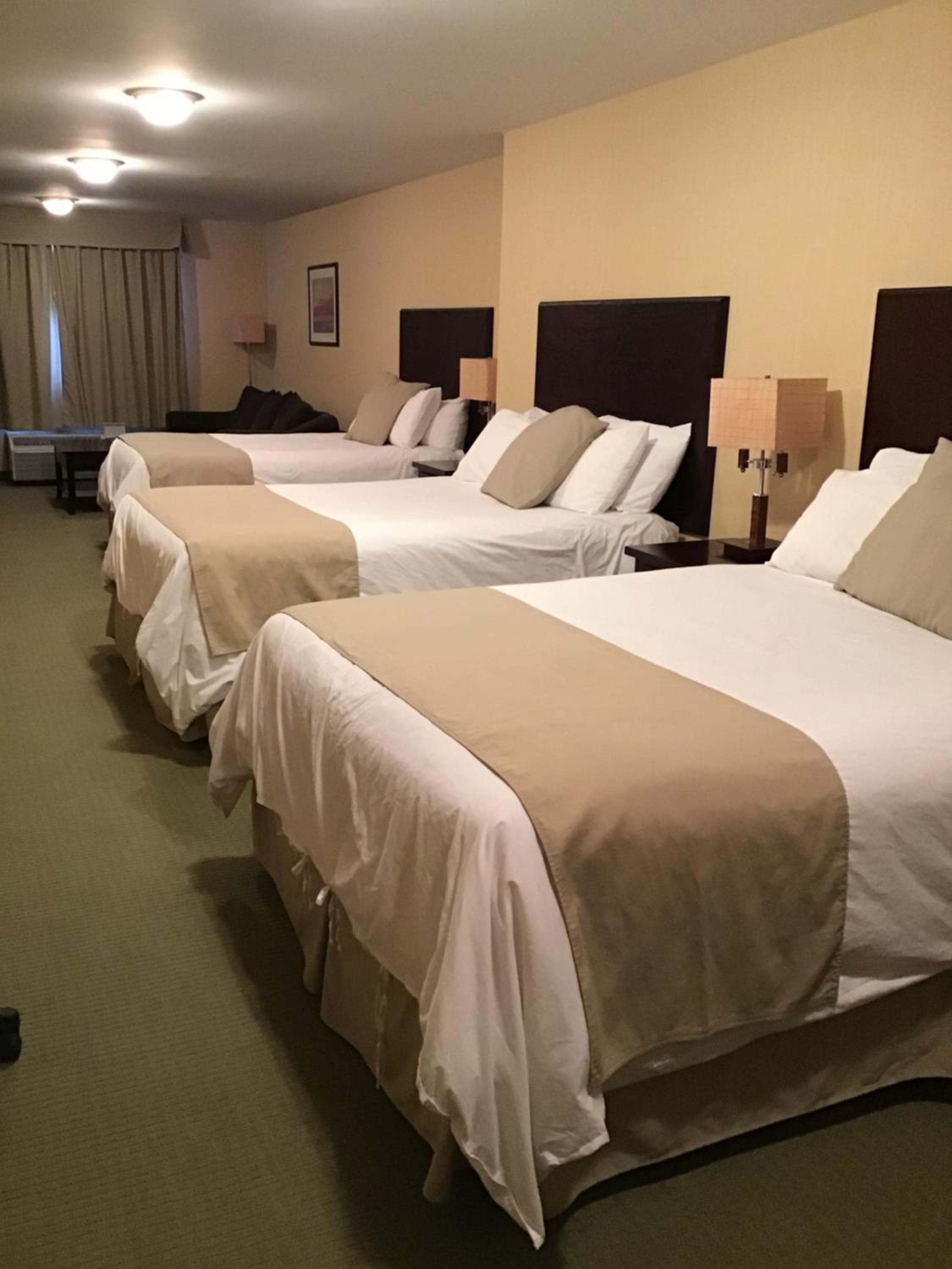 Family Room with Three Queen Beds - Non-Smoking - Photo 2