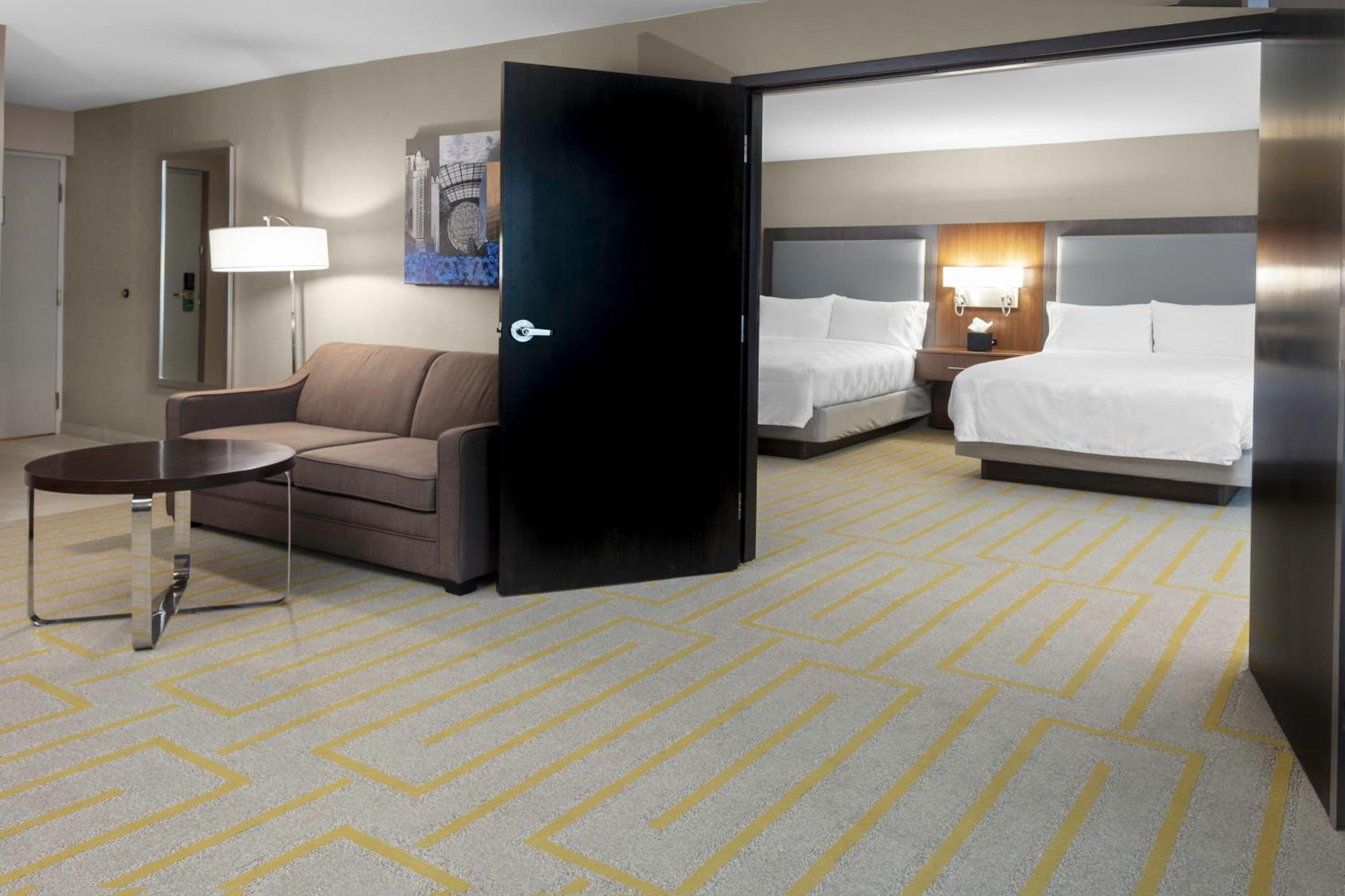 Queen Suite - Photo 2
