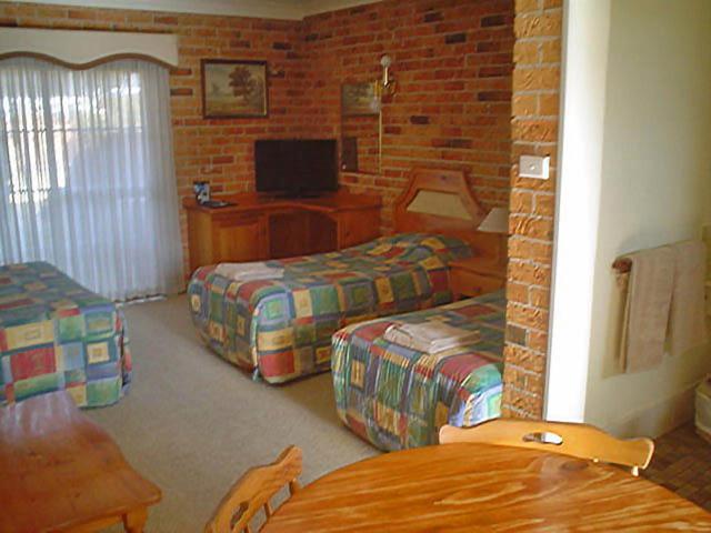 Large Family Room - Photo 1