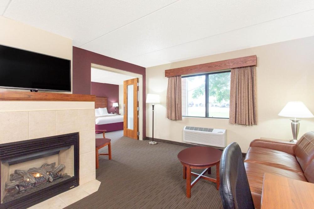 Suite with Sofa Bed and Fireplace - Non-Smoking - Photo 2