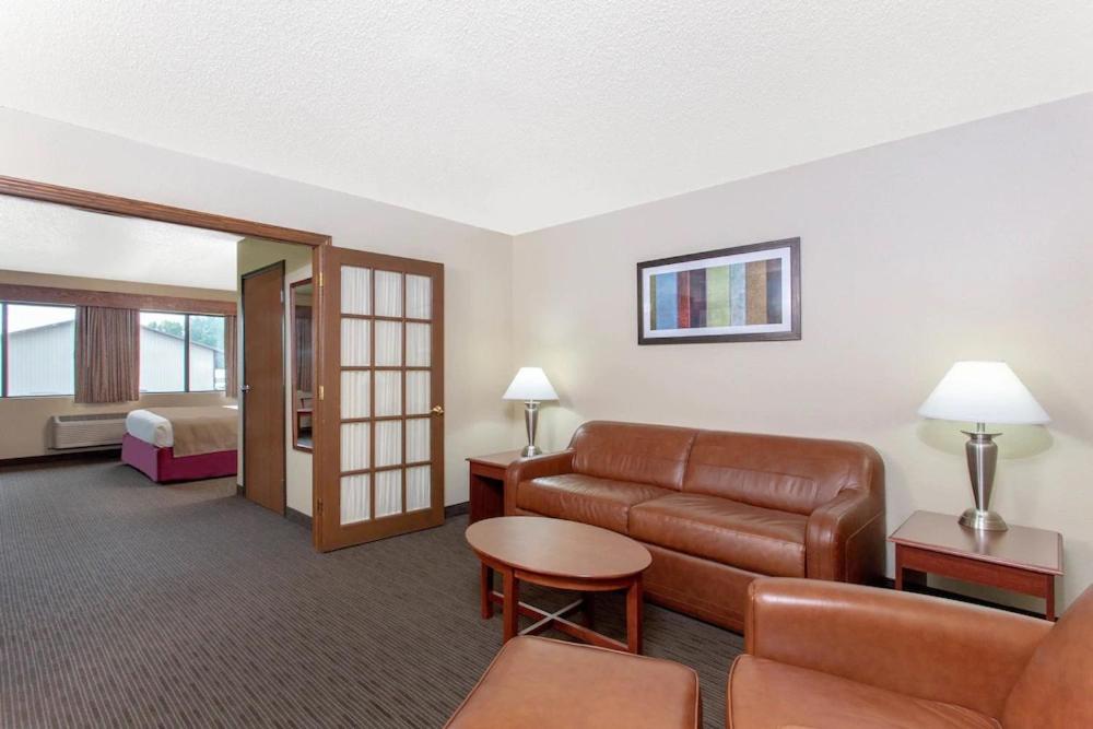 Suite with Sofa Bed - Non-Smoking   - Photo 2