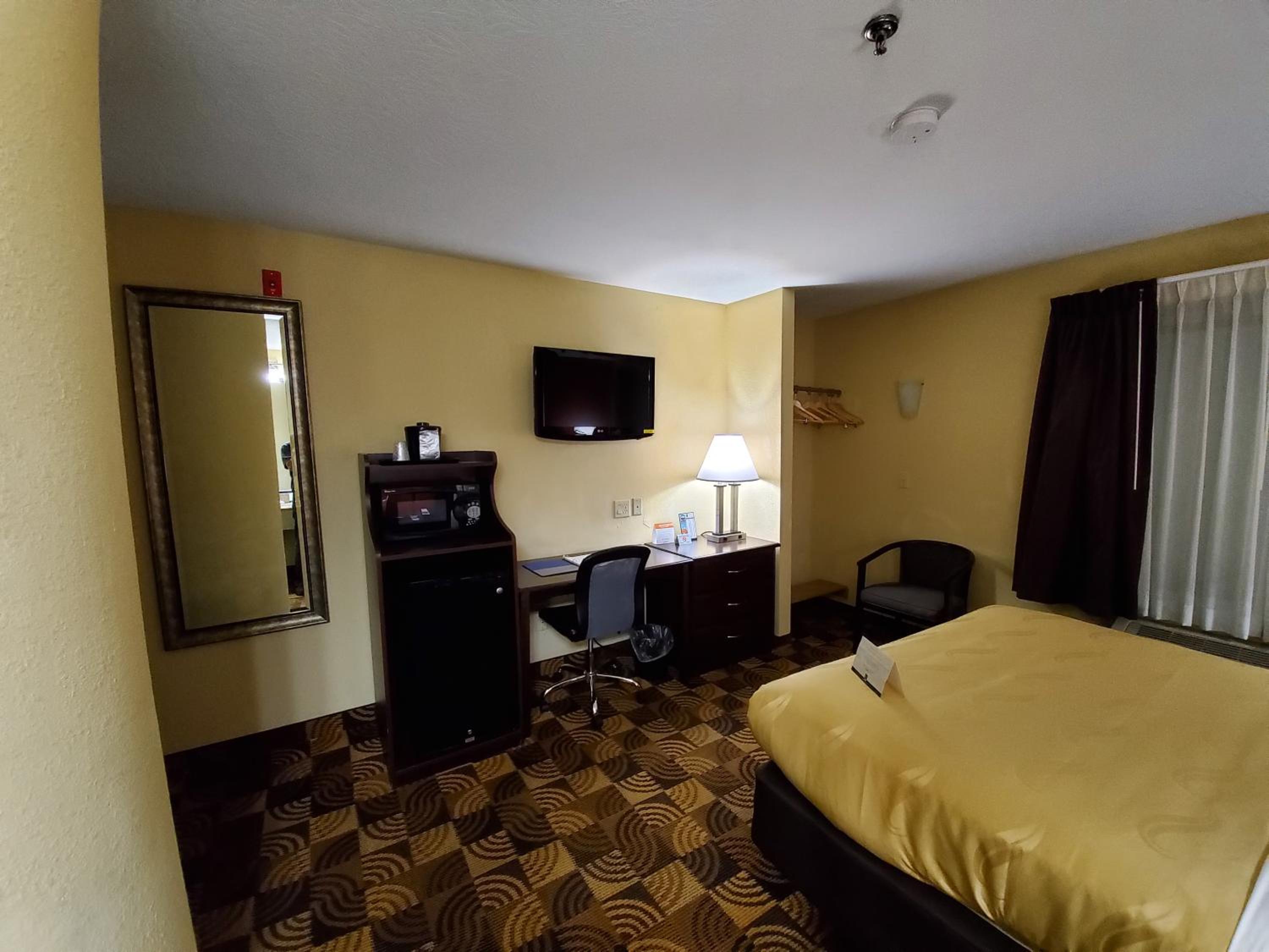 Queen Room - Photo 2