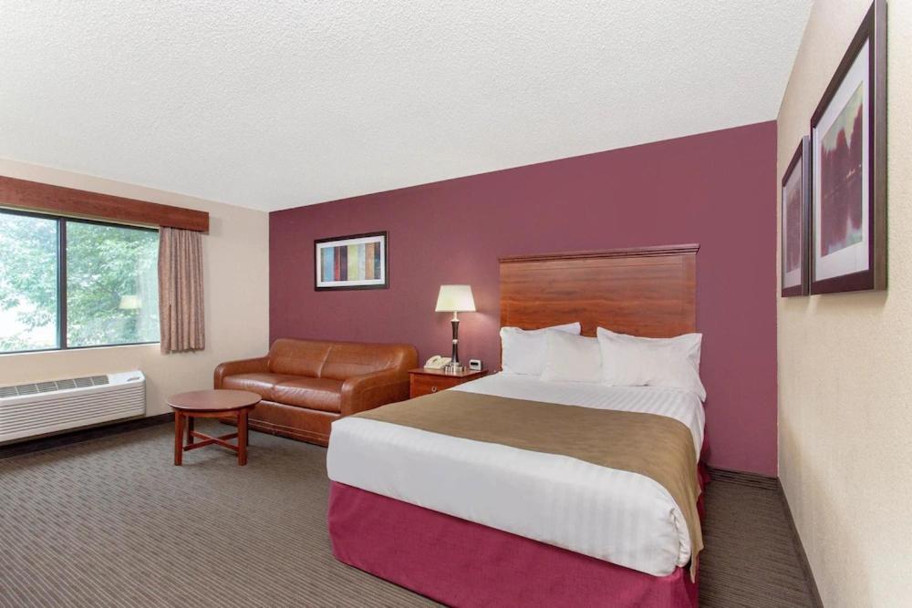 Queen Room - Non-Smoking - Photo 5