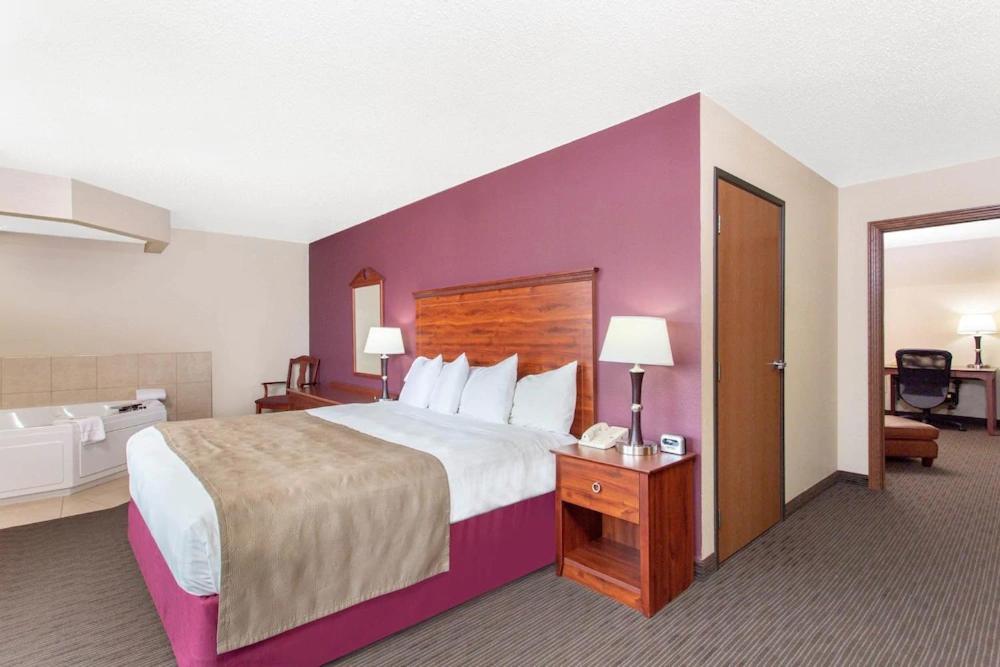 Suite with Sofa Bed and Hot Tub - Non-Smoking - Photo 3