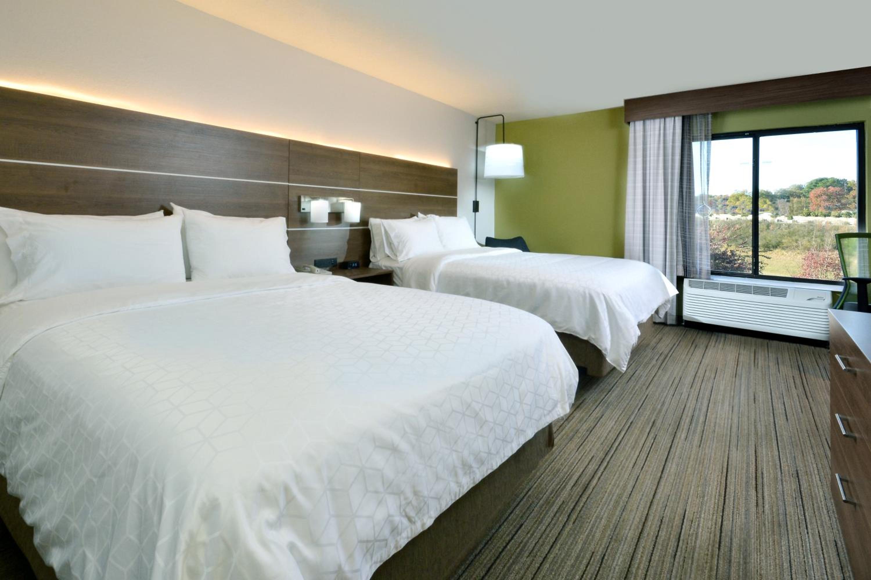 Standard Queen Room with Two Queen Beds - Photo 4