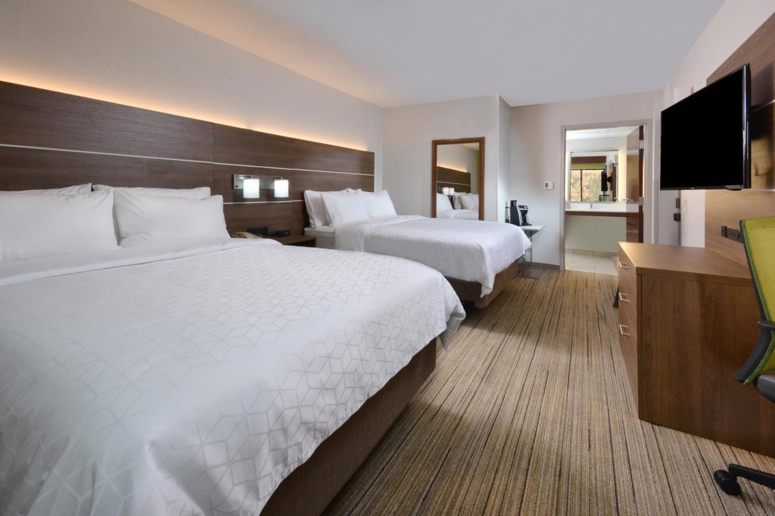 Standard Queen Room with Two Queen Beds - Photo 3