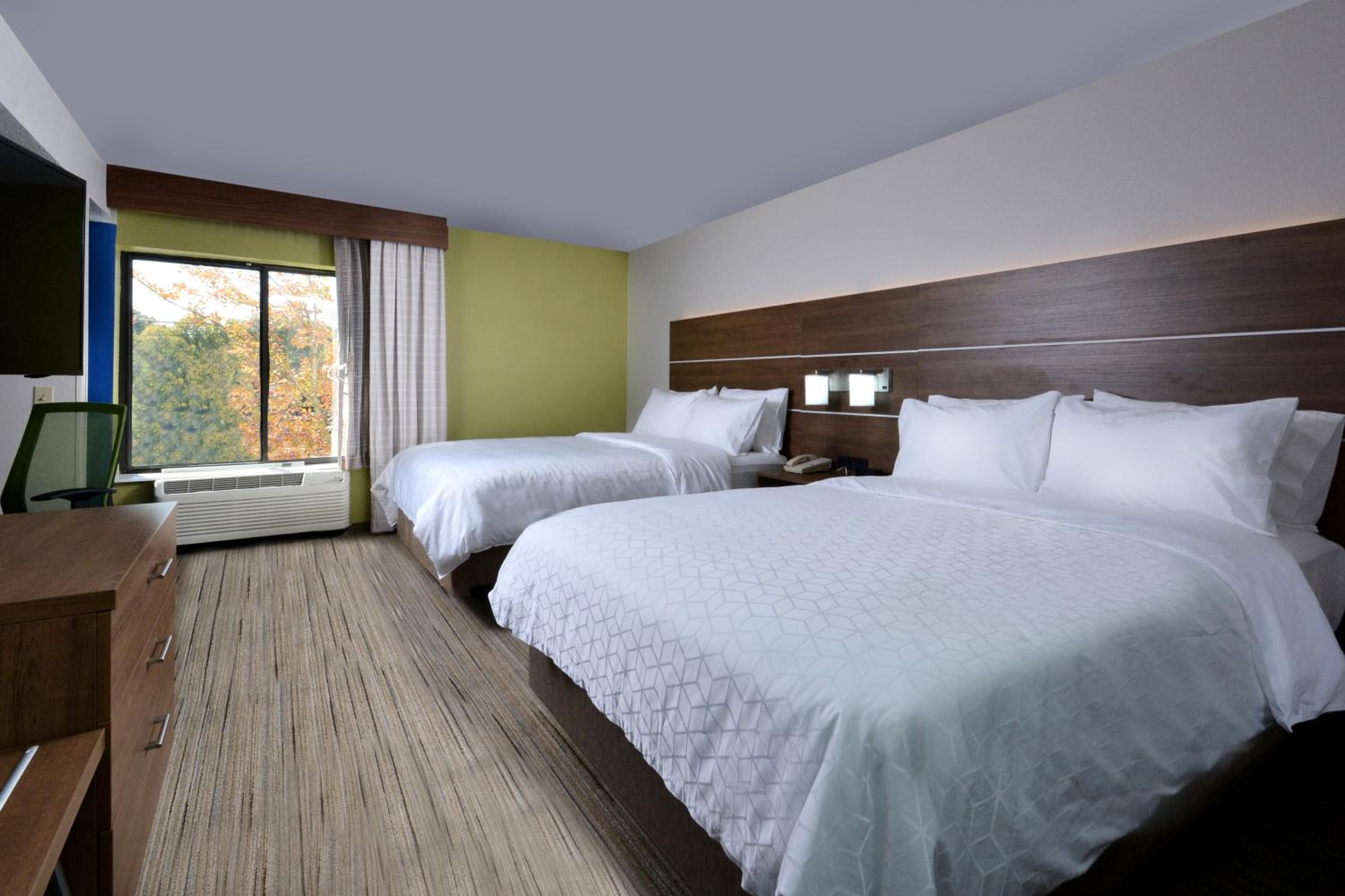 Standard Queen Room with Two Queen Beds - Photo 5