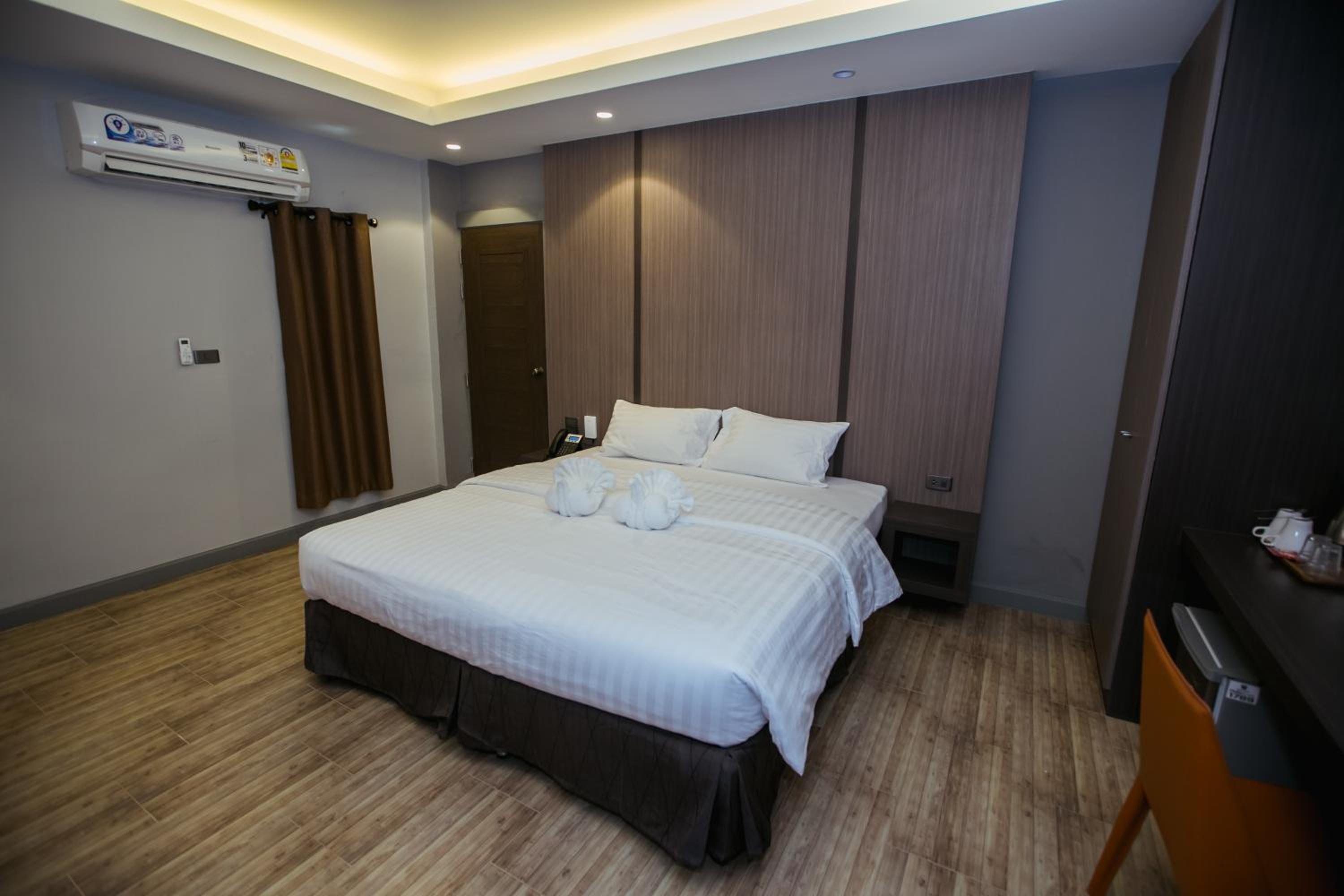 Executive Suite - Photo 3