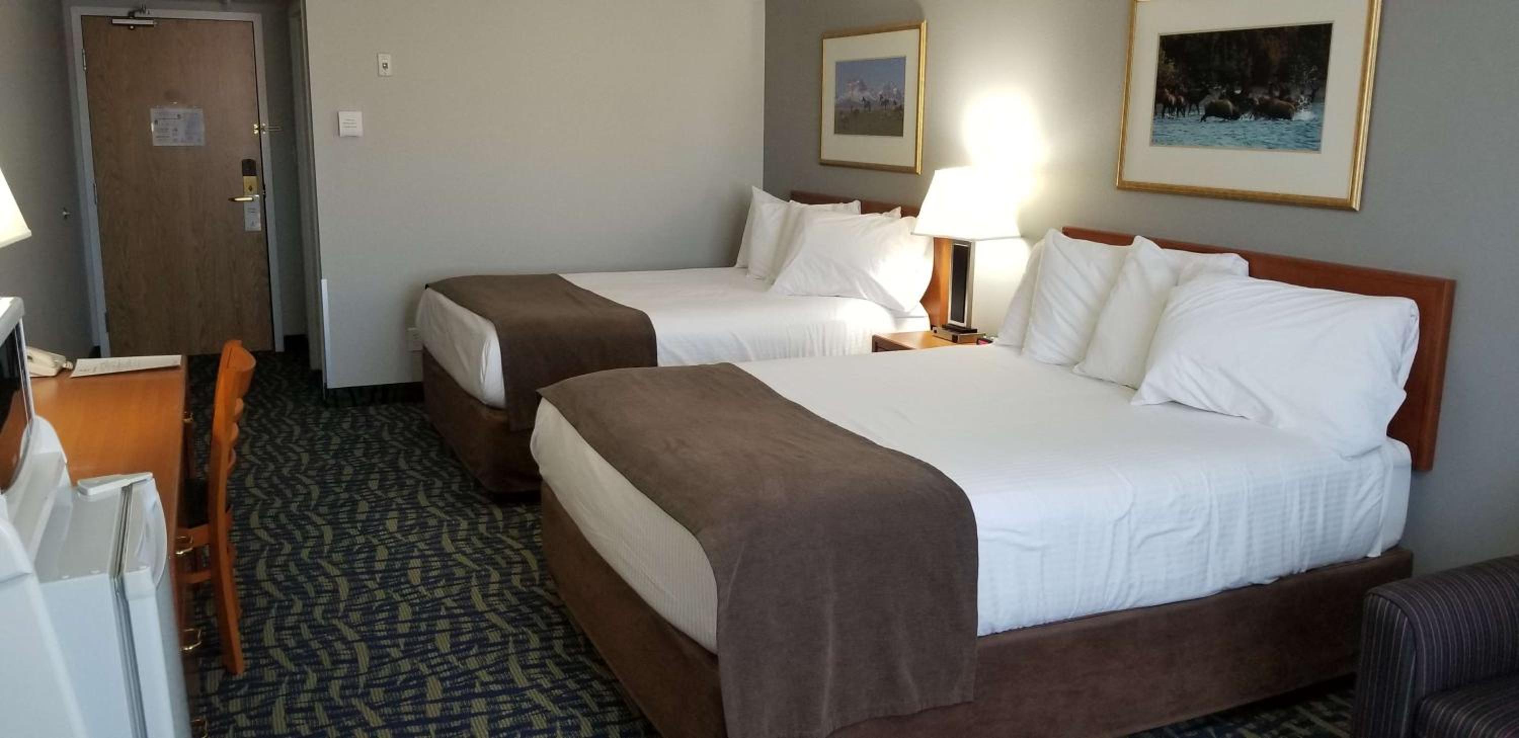 Queen Room with Two Queen Beds and Sofa - Photo 7