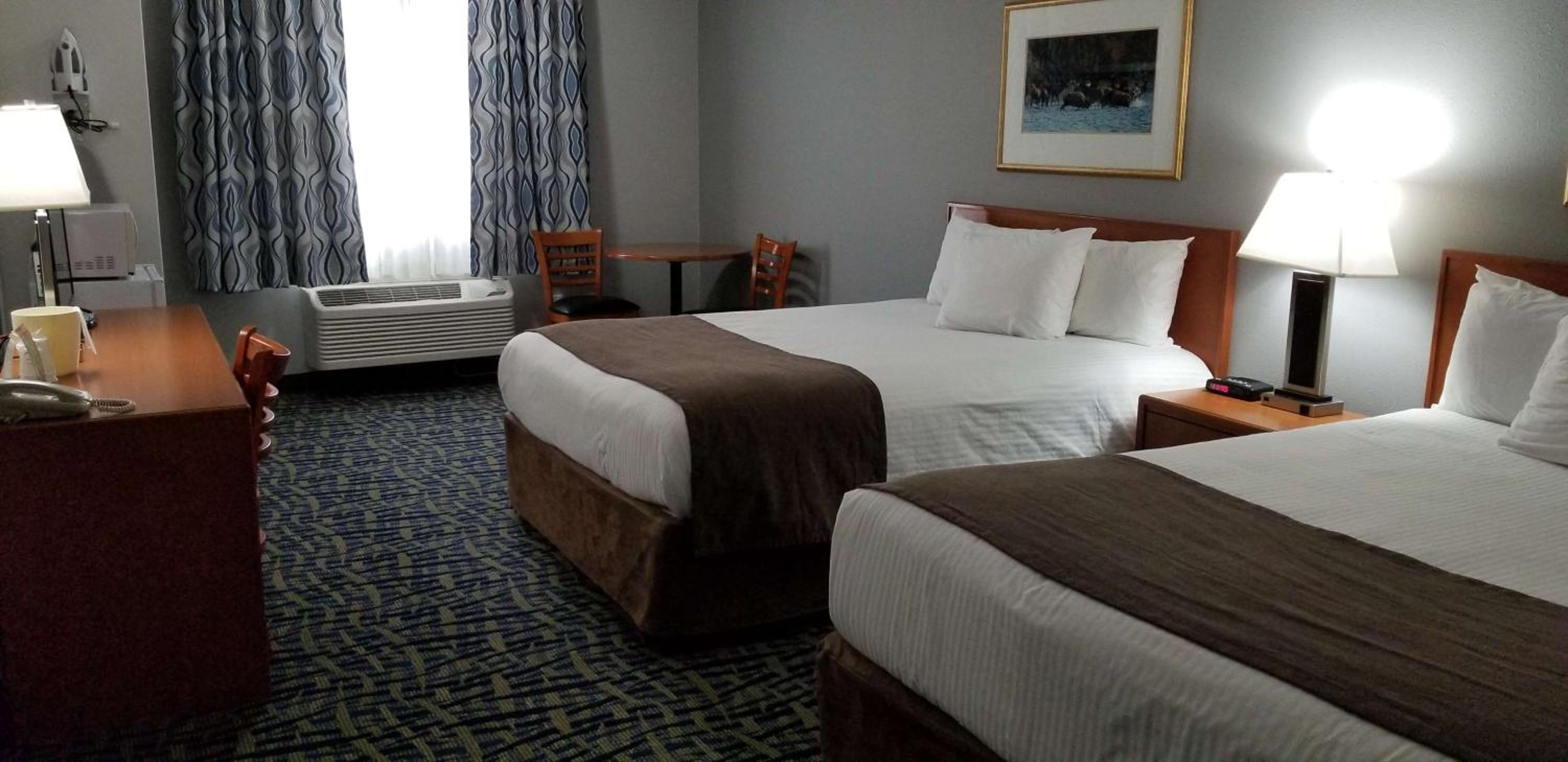 Queen Room with Two Queen Beds - Photo 3