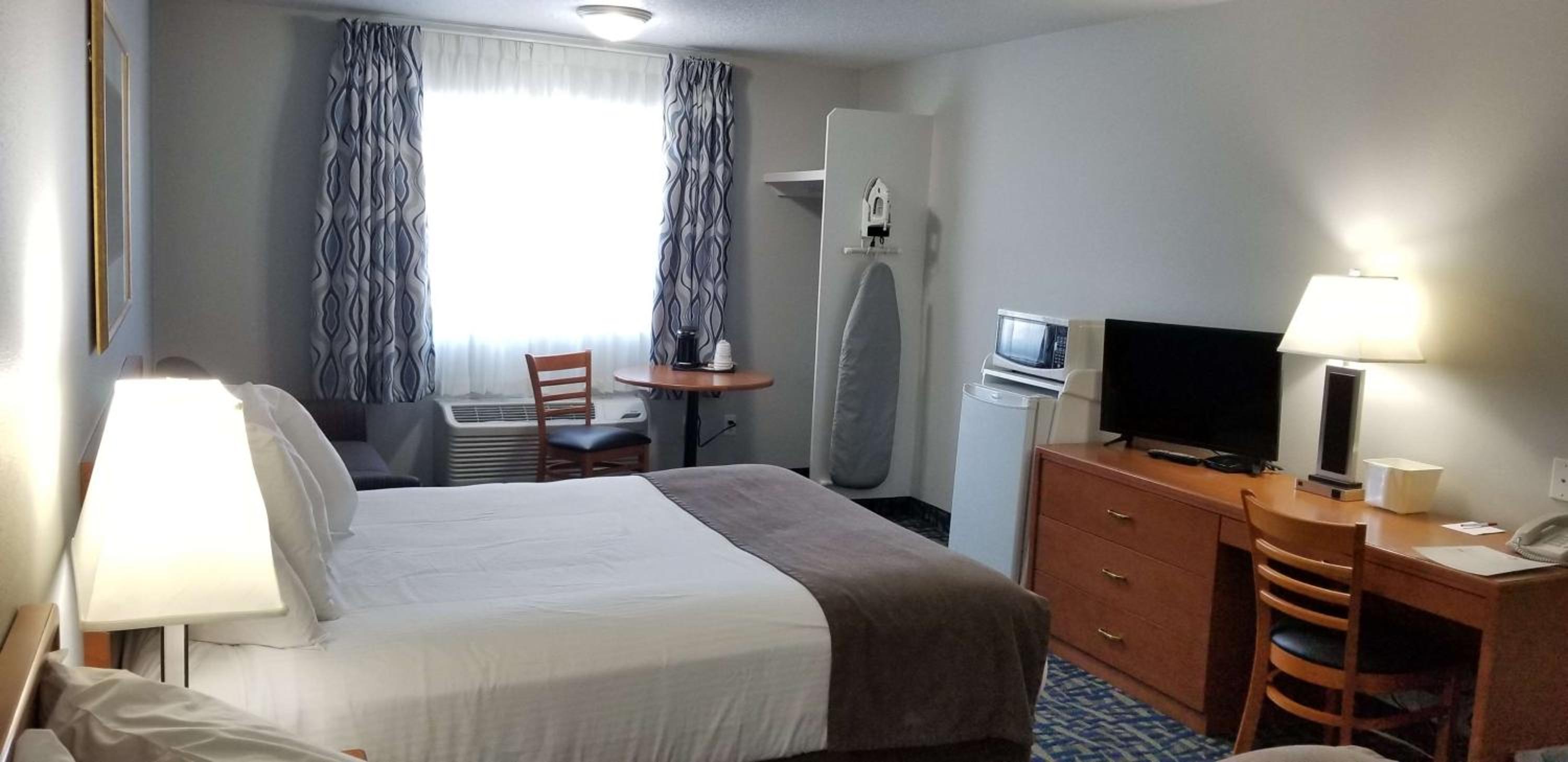 Queen Room with Two Queen Beds and Sofa - Photo 4