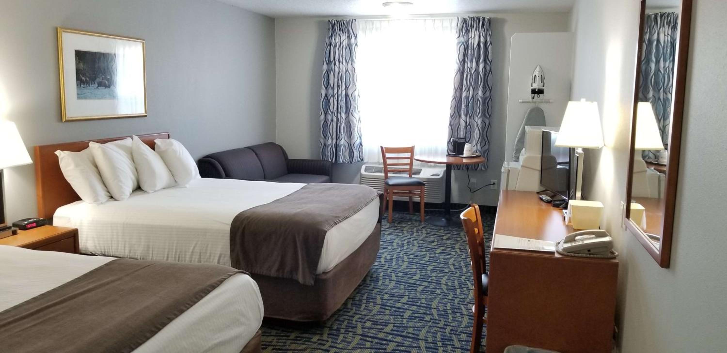 Queen Room with Two Queen Beds and Sofa - Photo 6
