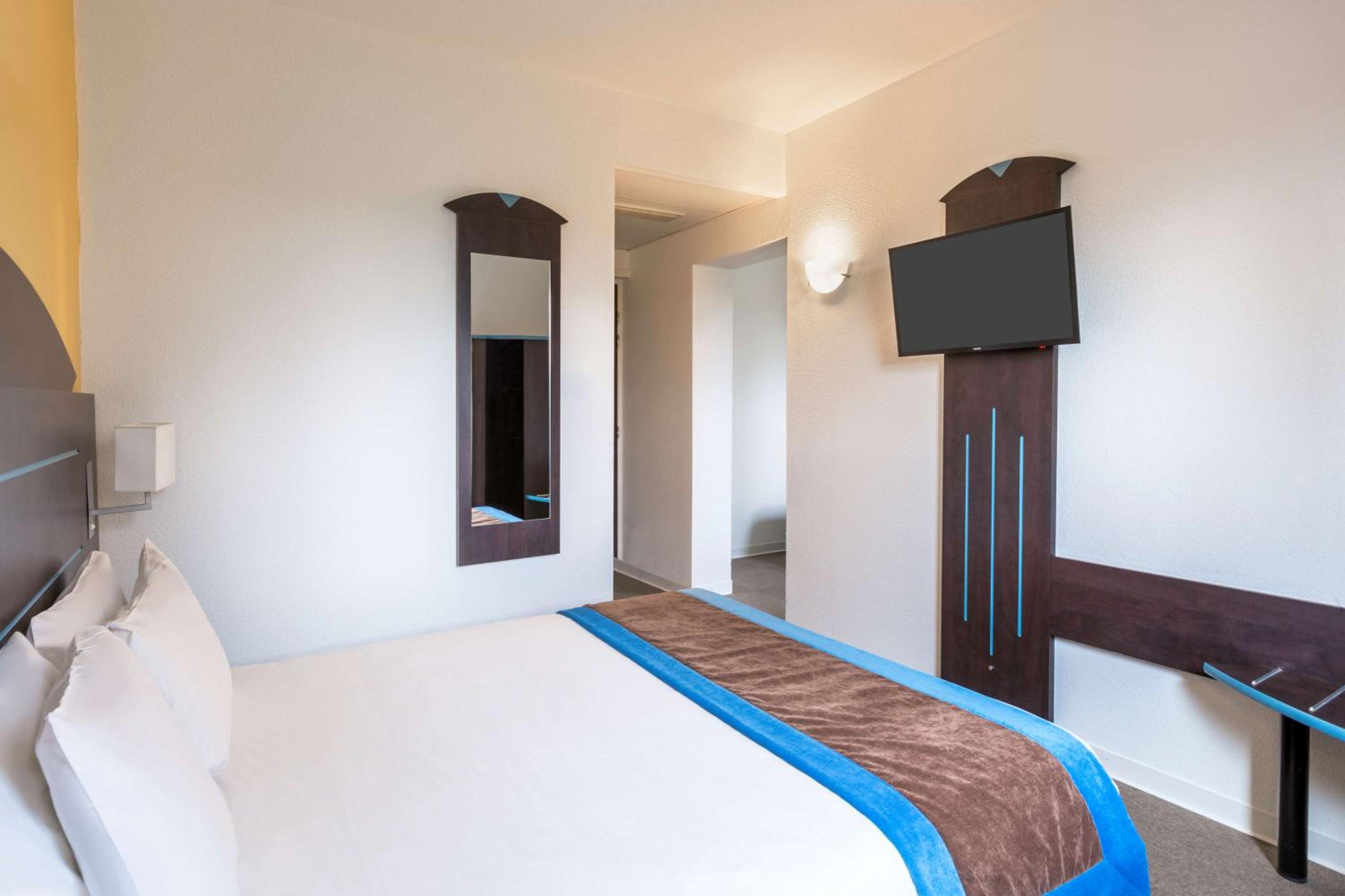 Family Queen Room with Two Single Beds
