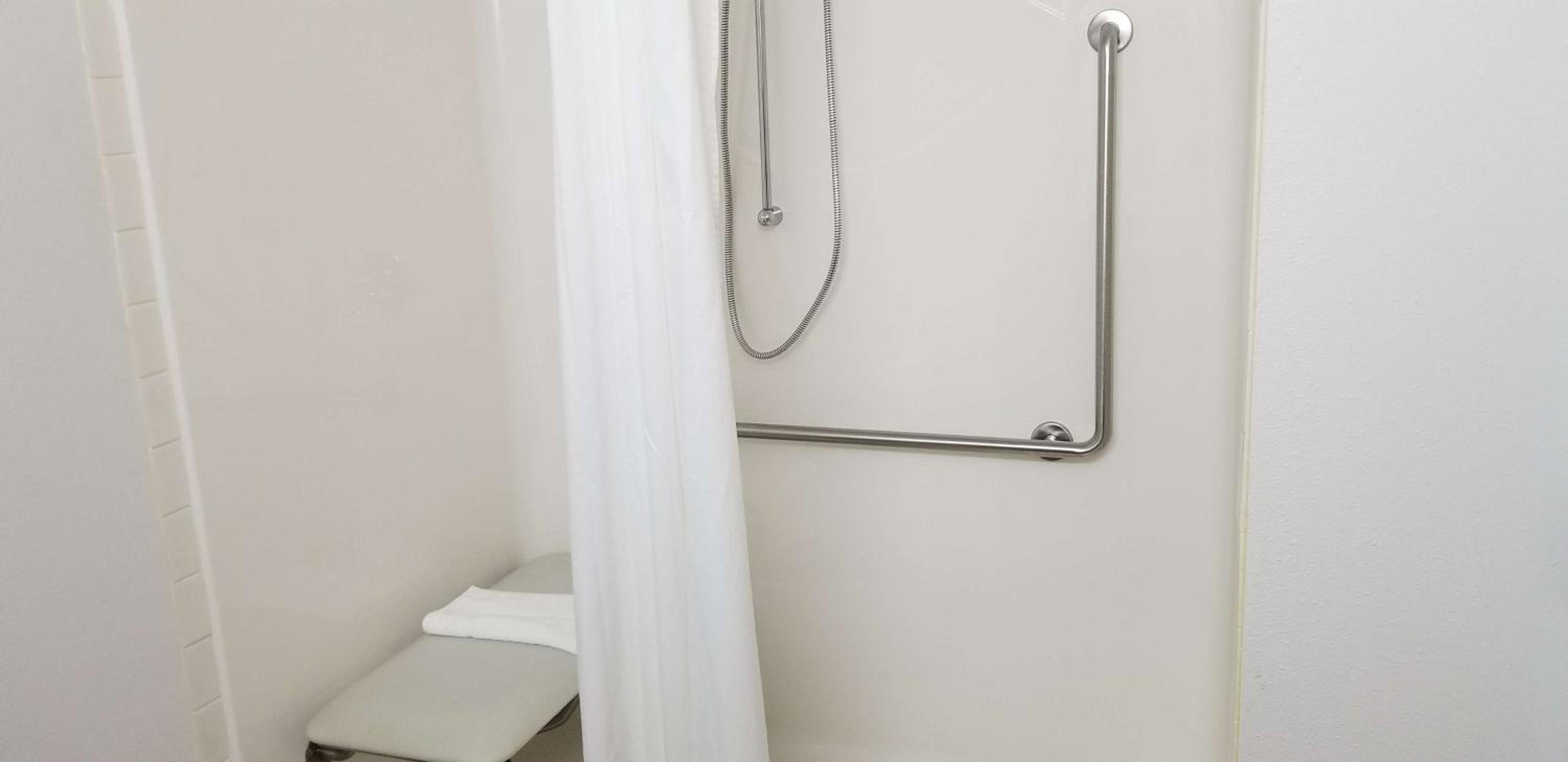 Queen Room - Mobility Access - Photo 6
