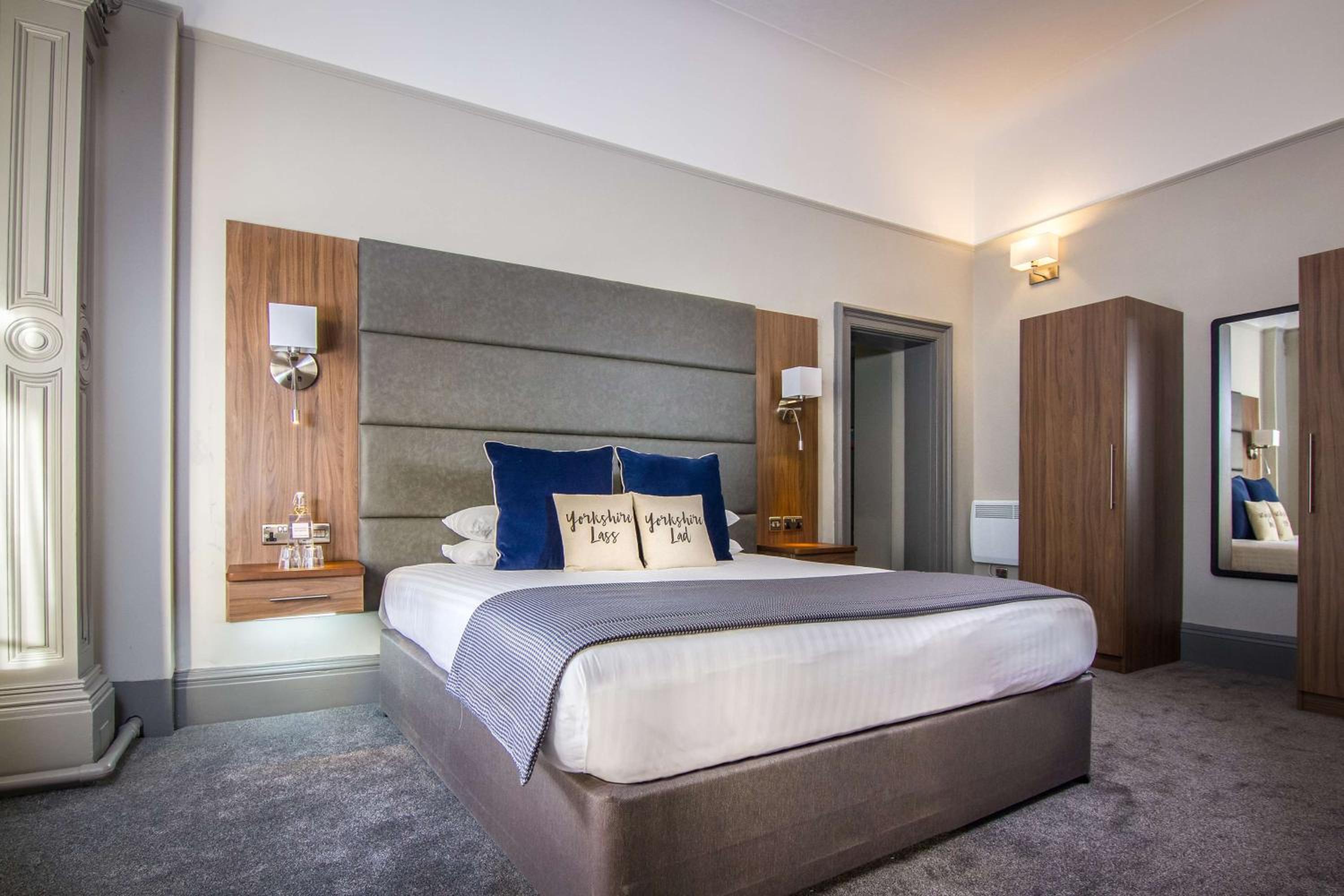 King Room with King Bed and Balcony - Non-Smoking - Photo 2