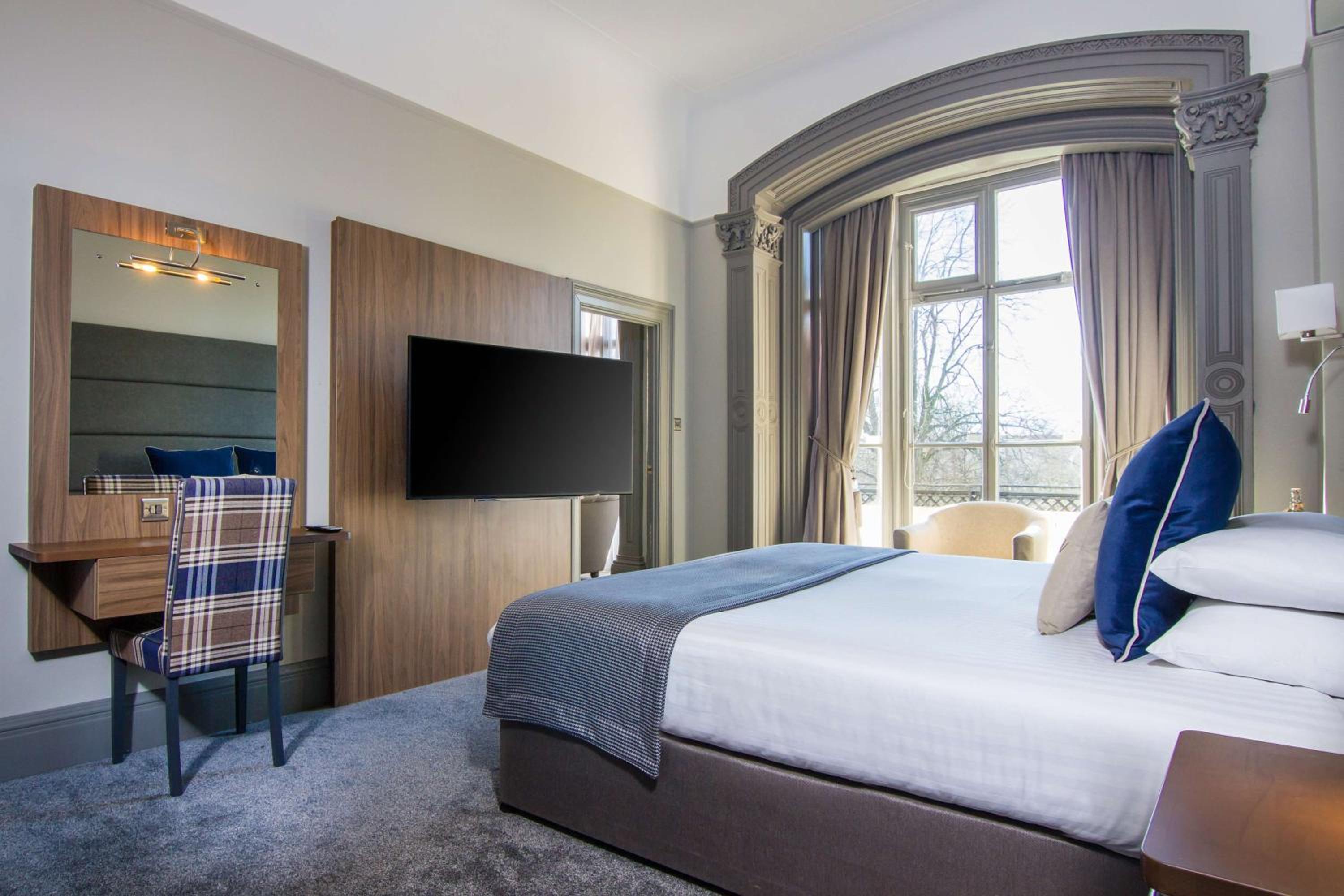 King Room with King Bed and Balcony - Non-Smoking - Photo 4
