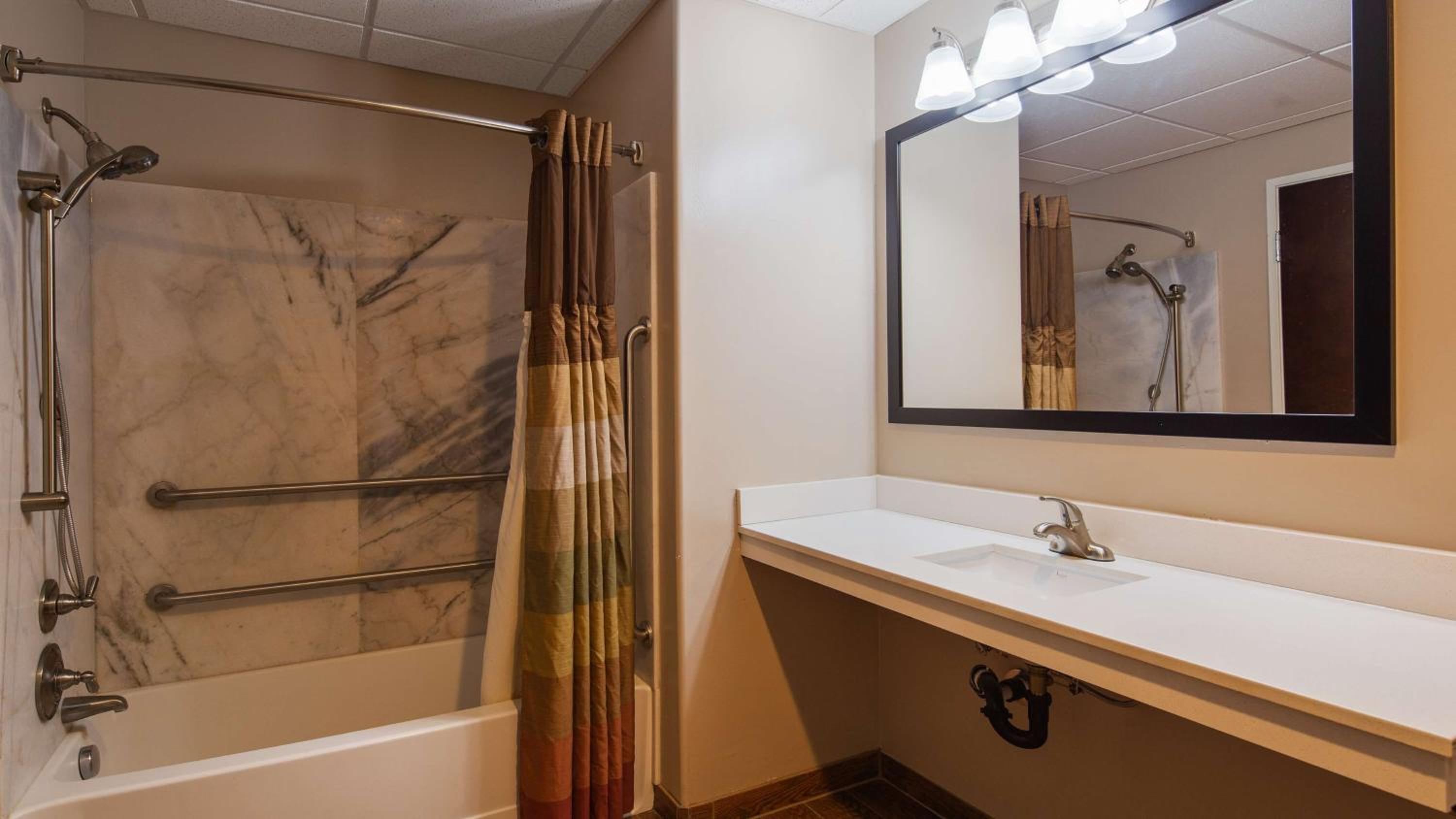King Suite - Disability Access/Non-Smoking photo 2