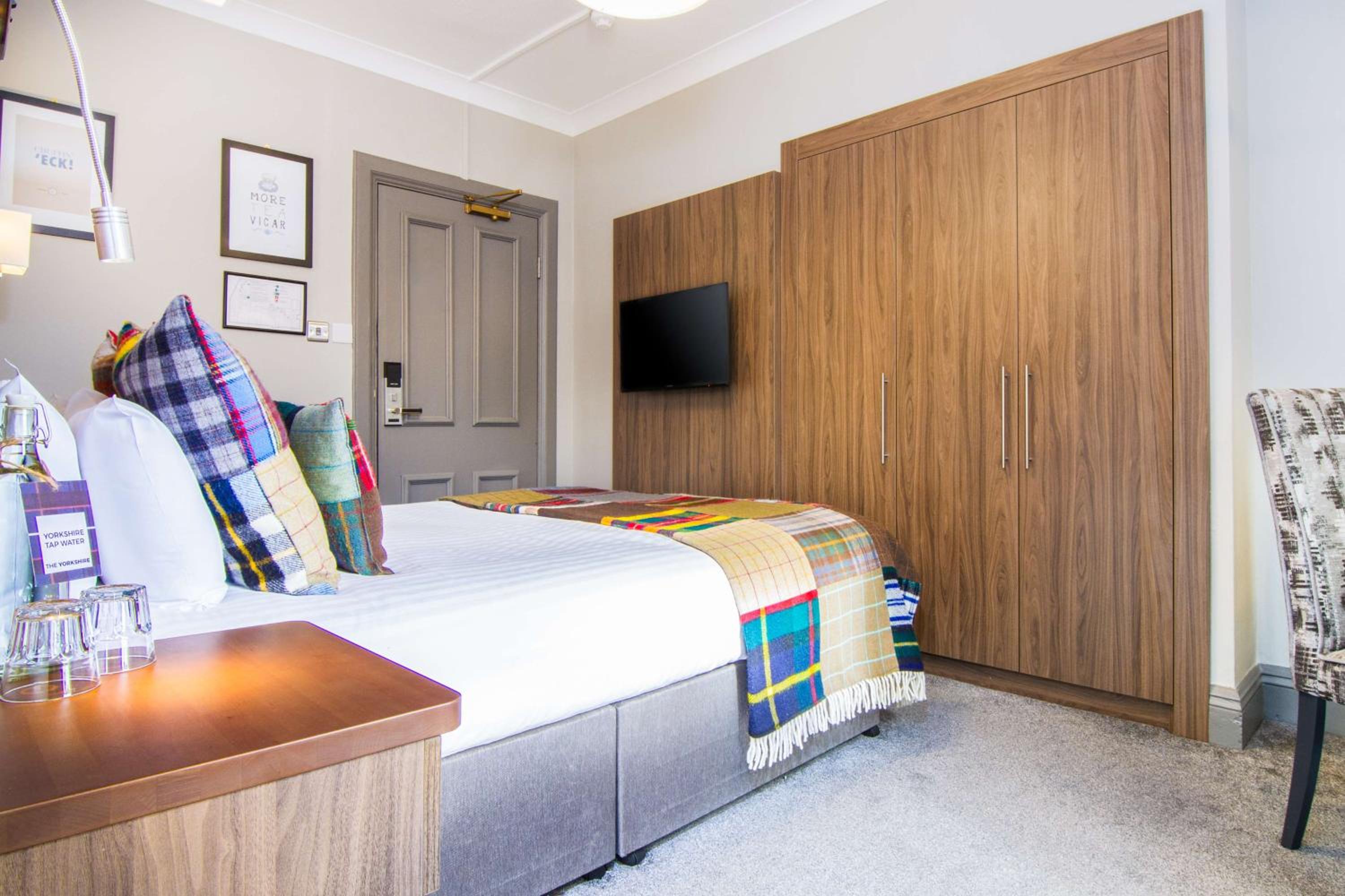 Small Double Room with Double Bed - Non-Smoking - Photo 4