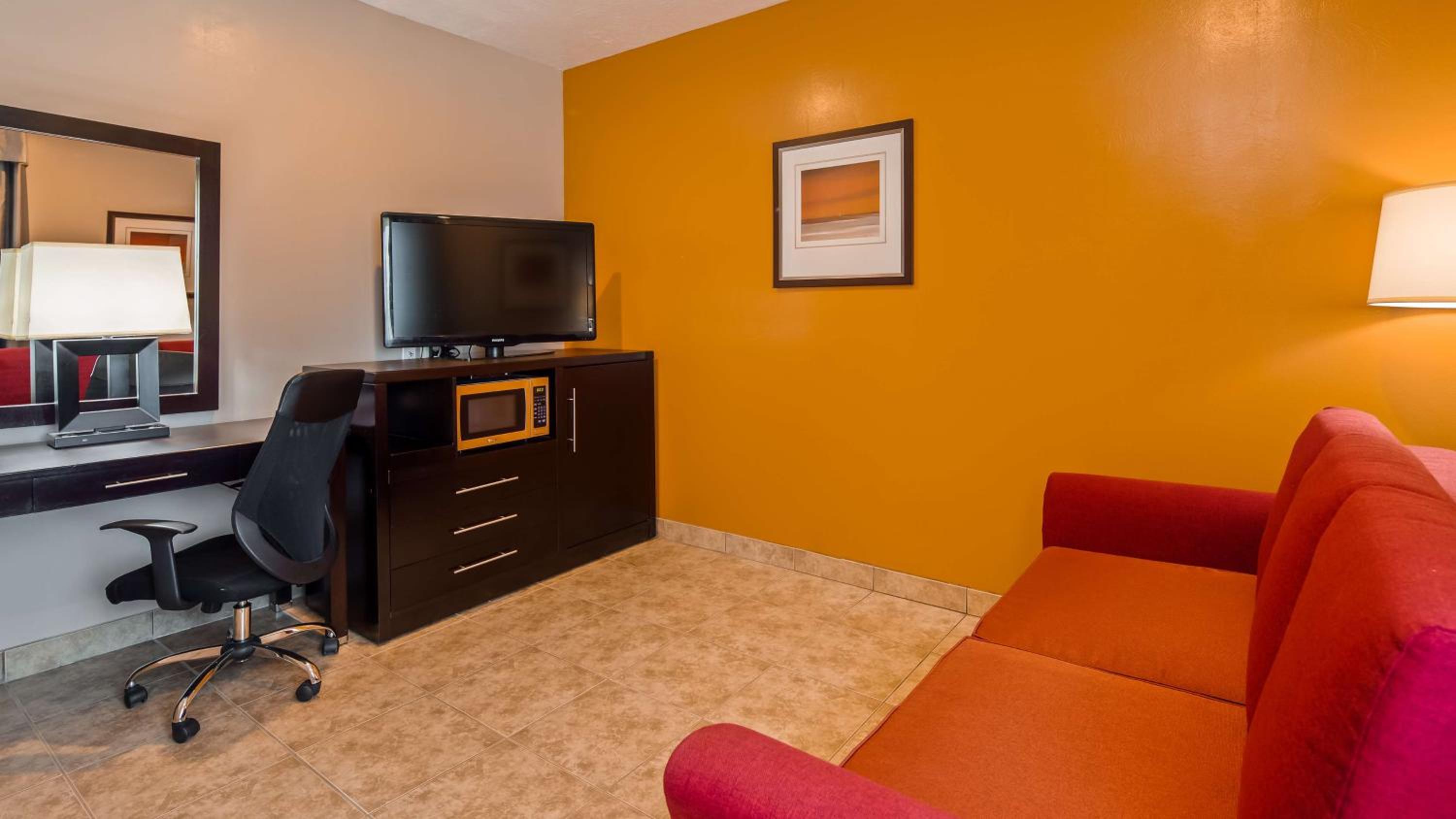King Suite - Non-Smoking photo 3