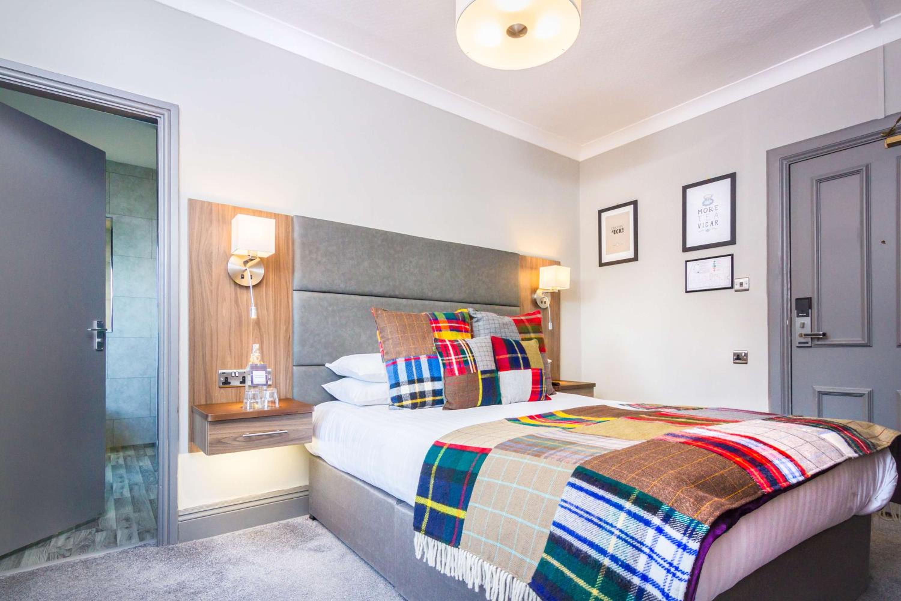 Small Double Room with Double Bed - Non-Smoking - Photo 3