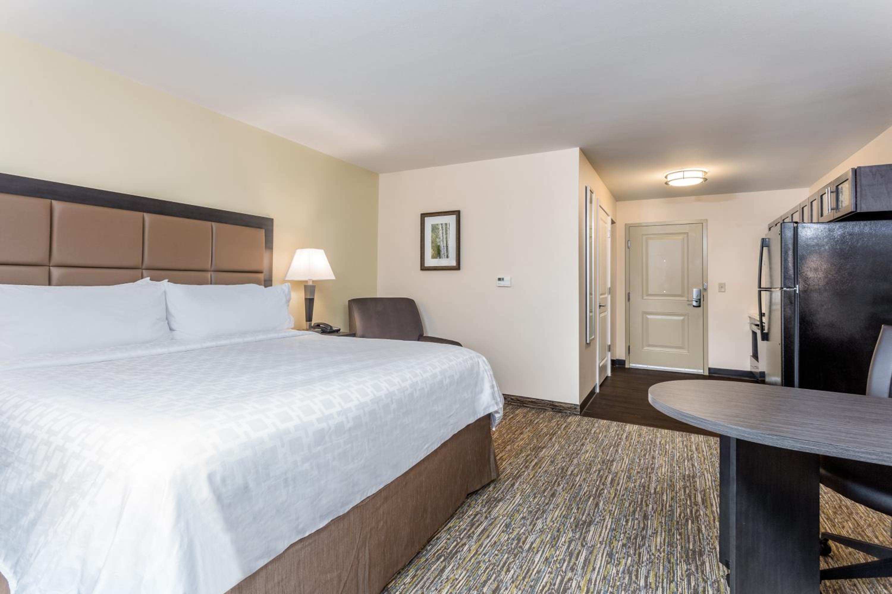 Studio King Suite with Accessible Roll in Shower - Non-Smoking