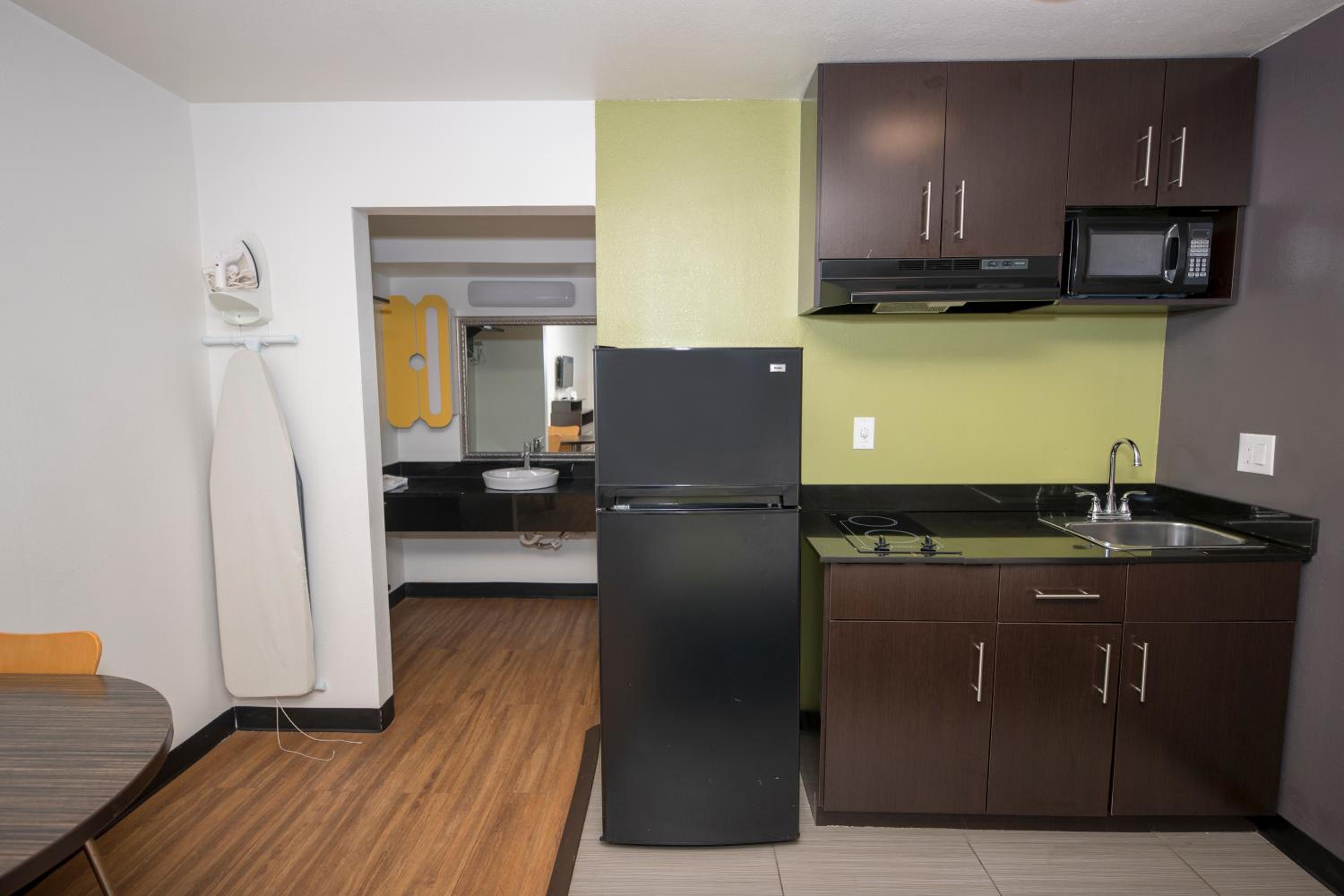 King Room with Kitchen - Non-Smoking - Photo 8