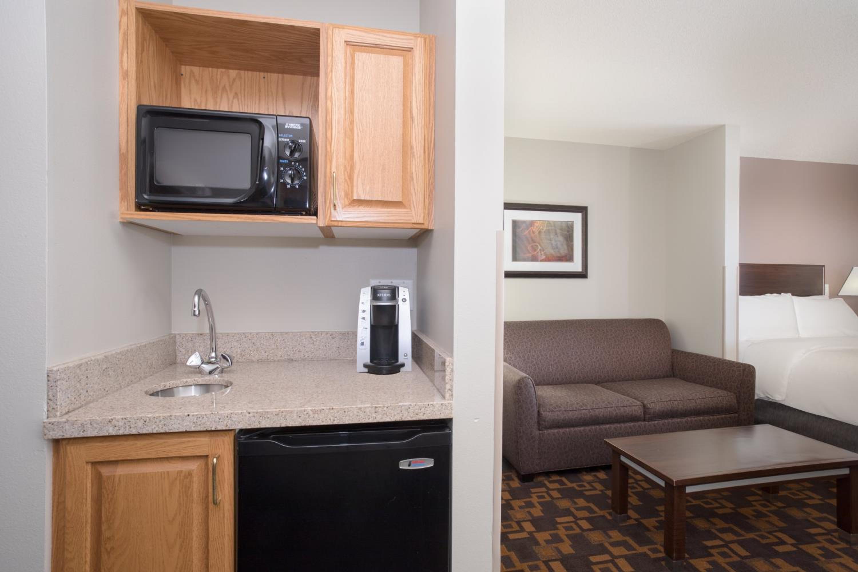 Queen Suite with Two Queen Beds and Sofa Bed - Photo 2