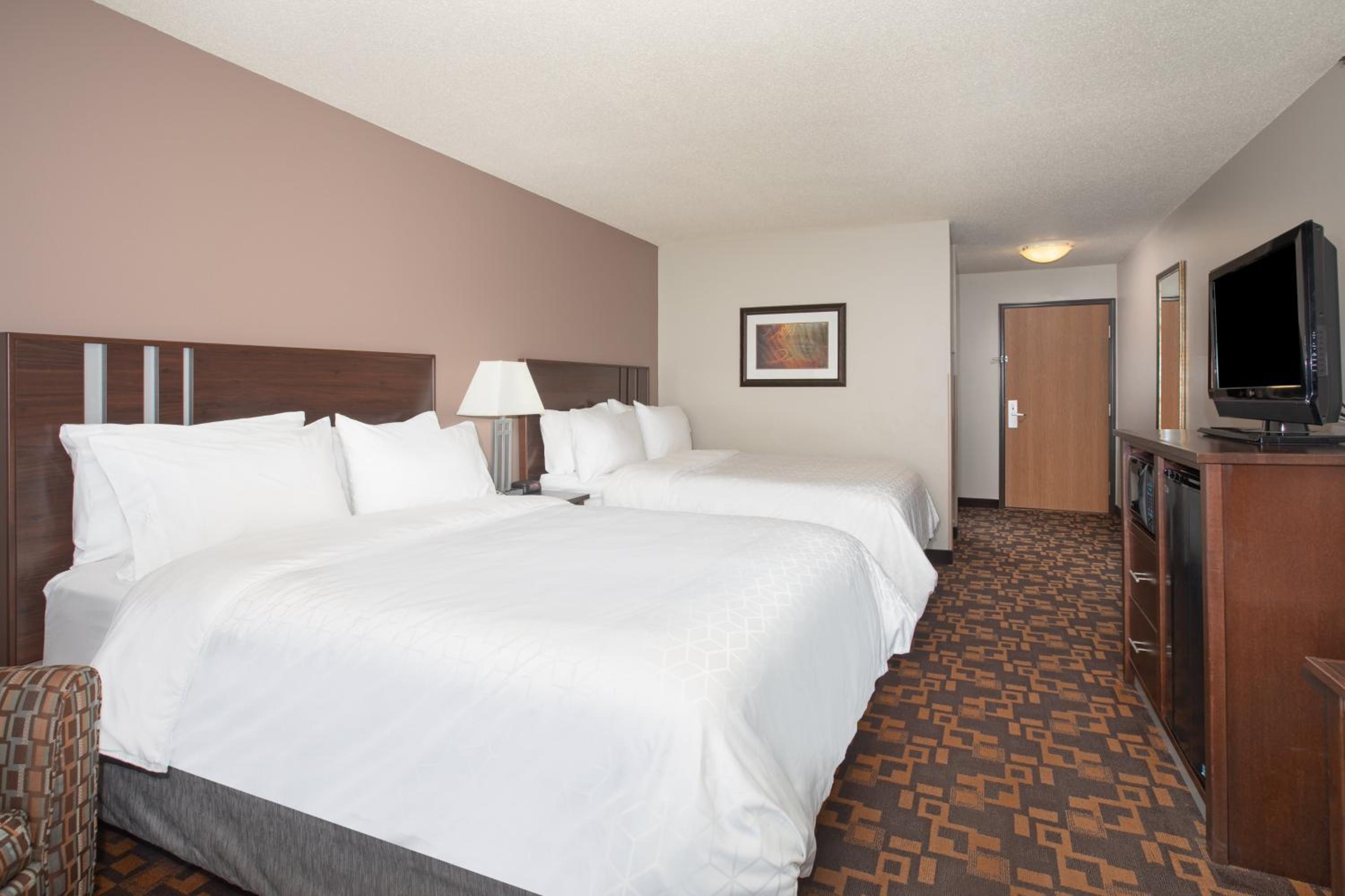 Standard Room with Two Queen Beds - Photo 2