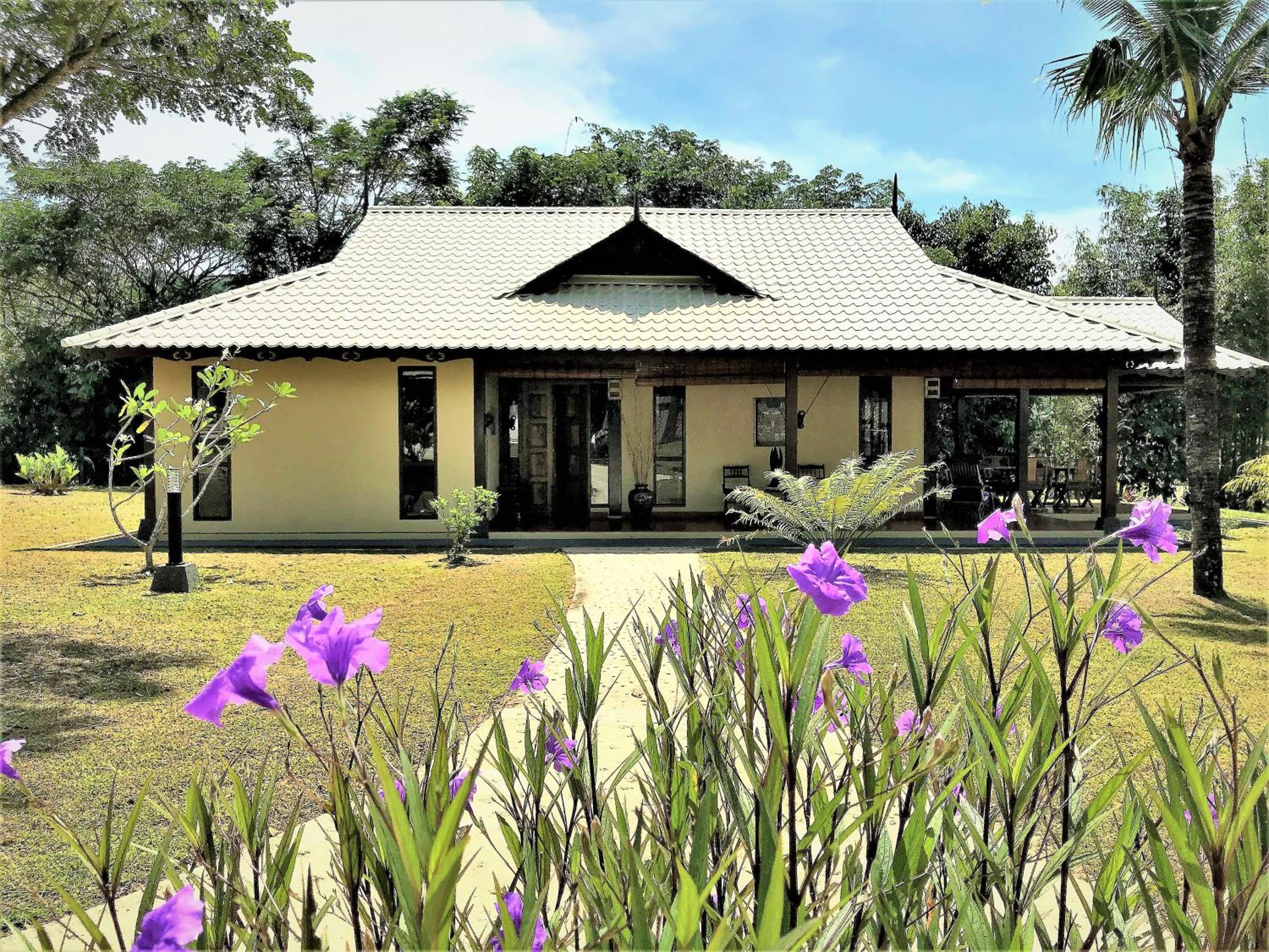 Bungalow with Garden View photo 2