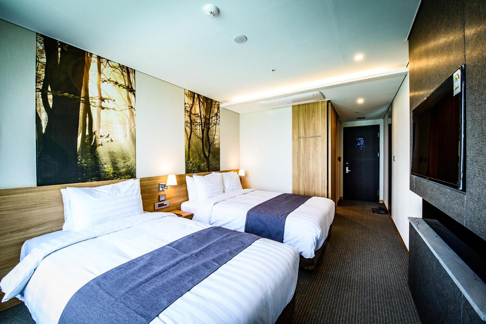 Deluxe Twin Room with Sea View photo 3