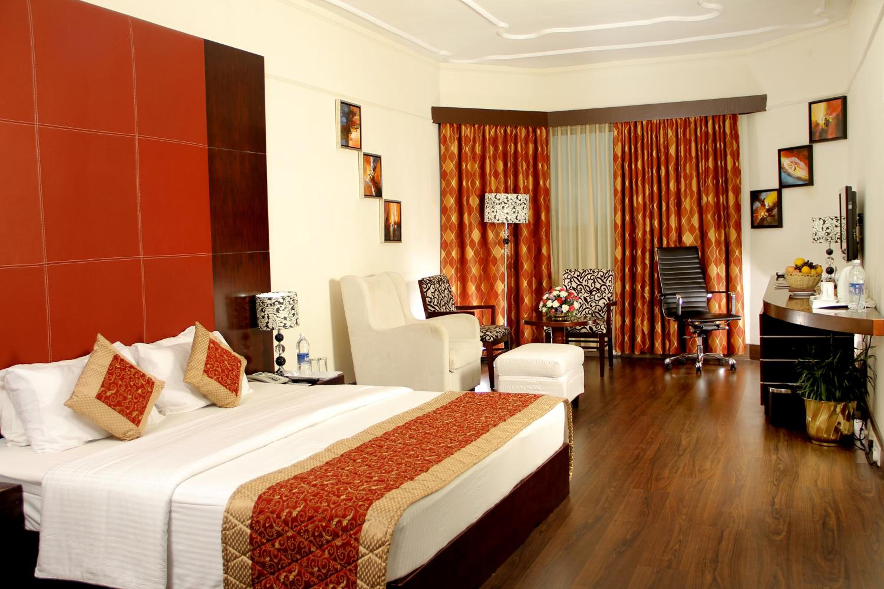 Executive Suite - Photo 1